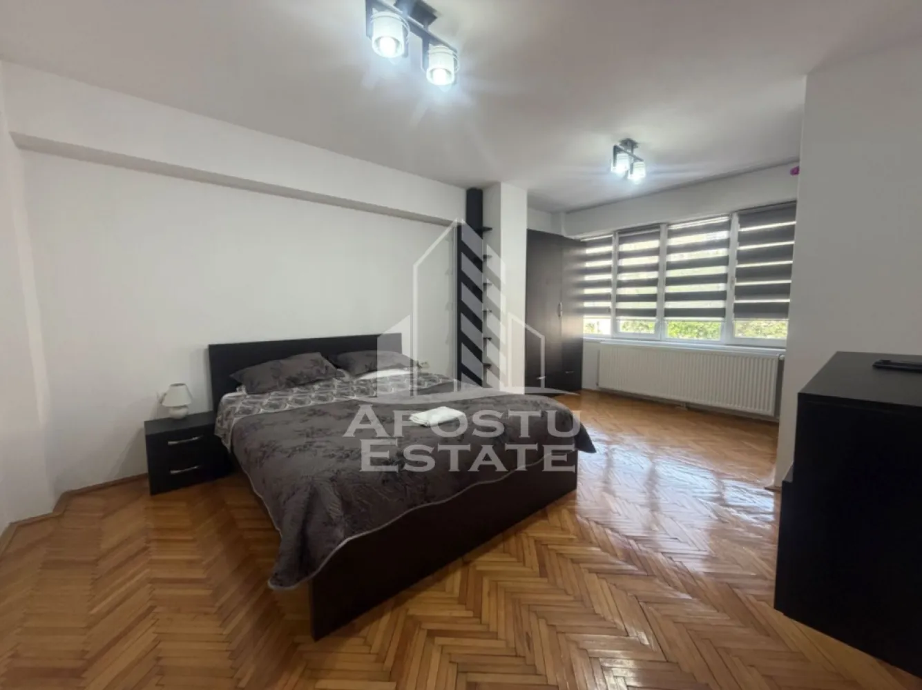 Apartament cu 4 camere, etajul 1, zona Dorobantilor, in Timisoara - Agentia imobiliara APOSTU ESTATE va propune spre inchiriere un apartament cu 4 camere, spatios si luminos, situat in zona Dorobantilor , o zona bine pozitionata din Timisoara, potrivit pentru cupluri,familii, sau studenti care isi doresc o locuinta unde sa se simta confortabil si cu acces facil catre scoli, statii de autobuz, supermarketuri , magazine de zona, parcuri.

Compartimentare:
-Hol de acces generos
-Bucatarie inchisa complet mobilata si utilata, cu loc de luat masa
-Living luminos si spatios
-Dormitor mobilat si utilat
-Dormitor secundar mobilat cu pat matrimonial
-Dormitor 3 cu pat matrimonial
-Baie prevazuta cu cada
-Baie prevazuta cu dus.

Confort si facilitati:
-Incalzirea apartamentului: centrala proprie

Localizare:

-Timis,Timisoara, zona Dorobantilor – acces facil spre magazine, supermarketuri ,centrul oraşului, si mijloace de transport in comun.

Ideal pentru:
-Familii
-Cupluri
-Studenti

Programeaza o vizionare pentru a-ti putea imagina viitorul aici!

ID intern: CP3097905!