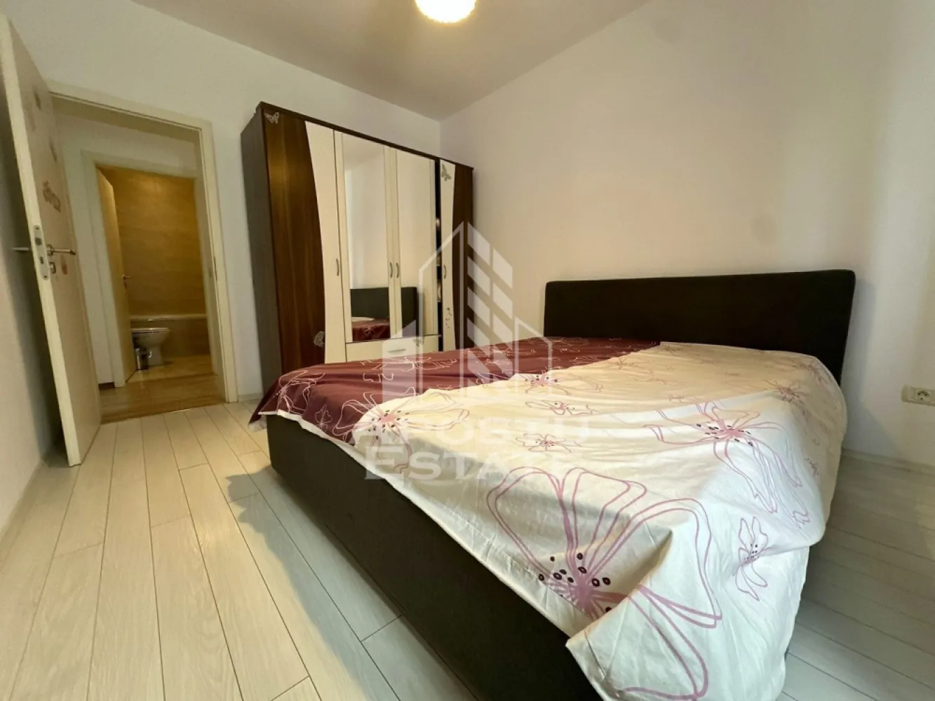 Apartament cu 2 camere de vanzare, bloc nou, zona Soarelui, Timisoara - APOSTU ESTATE va propune spre vanzare un apartament decomandat cu 2 camere, in bloc nou, situat in judetul Timis, Timisoara, zona Soarelui, una dintre cele mai apreciate zone rezidentiale ale orasului.
Imobilul este amplasat la parterul unui bloc anvelopat, cu regim de inaltime P+2E si dispune de o suprafata utila de 47 mp, fiind ideal atat pentru locuit, cat si pentru investitie.
Compartimentare:
- Hol de acces
- Bucatarie utilata
- Living
- Dormitor mobilat
- Baie 
- Balcon
Apartamentul beneficiaza de un confort termic ridicat, asigurat de centrala proprie pe gaz cu incalzire in pardoseala, completat de sistem de aer conditionat.
Proprietatea este situata intr-o zona linistita, cu acces facil catre numeroase puncte de interes: mijloace de transport in comun, locuri de parcare amenajate, Sud Plaza, magazine si supermarketuri, farmacii, institutii de invatamant (inclusiv Scoala Gimnaziala nr. 30), parcul Padurice, restaurante si cafenele.
Agentia imobiliara Apostu Estate va ofera consultanta bancara gratuita prin intermediul colaboratorilor nostri pentru alegerea celui mai potrivit tip de credit, astfel incat tu sa devi noul proprietar al acestui apartament.
Va asteptam cu drag la o vizionare chiar si astazi!
ID intern: CP3097816.