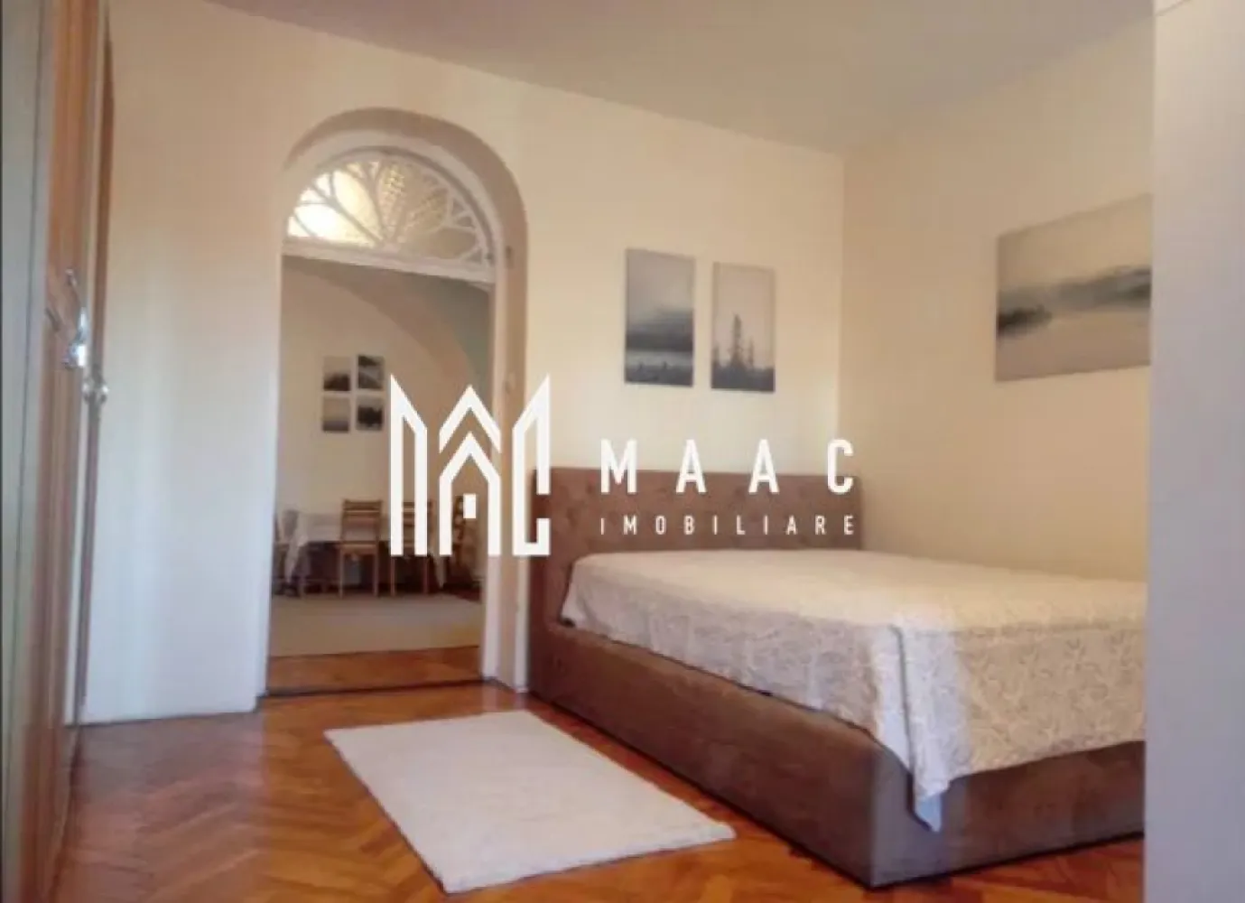 Apartament 2 camere | 67 MPU | Ultracentral\Piata Mare - MAAC Imobiliare vă propune spre închiriere un apartament cochet cu 2 camere, compus din living cu loc de luat masa, dormitor cu separeu office, bucătărie separată, baie, hol și cămară, situat la parter înalt într-un imobil bine întreținut din zona istorică a orașului. Proprietatea este ideală pentru persoane singure sau cupluri care își doresc un spațiu confortabil, bine compartimentat și amplasat ultracentral, la doar 1 minut de Piața Mare.

Apartamentul impresionează prin atmosfera primitoare, compartimentarea practică și dotările complete, fiind pregătit pentru mutare. Spațiile sunt bine optimizate, iar zona office integrată în dormitor oferă un plus de confort și funcționalitate pentru cei care lucrează de acasă.

Compartimentare:
-living luminos cu zonă de relaxare și dining
-dormitor confortabil cu separeu office
-bucătărie separată, complet mobilată și utilată
-baie
-hol
-cămară
-pivniță

Dotări și avantaje:
-apartament complet mobilat și utilat
-centrală termică în condensare
-internet
-mașină de spălat rufe
-uscător de rufe
-frigider
-bucătărie complet echipată
-lenjerii incluse
-compartimentare practică și eficientă
-camere luminoase și primitoare
-zonă istorică ultracentrală
-la 1 minut de Piața Mare
-ideal pentru persoane care își doresc confort și acces rapid către punctele de interes ale orașului

Localizare:
Apartamentul este amplasat în zona Orașului de Sus, într-o locație excelentă, cu acces rapid către restaurante, cafenele, magazine, mijloace de transport și principalele atracții ale centrului istoric.

Condiții de închiriere:
-perioadă minimă de închiriere: 1 an

Pentru mai multe detalii sau pentru programarea unei vizionări, vă rugăm să ne contactați specificând ID: CP3105940