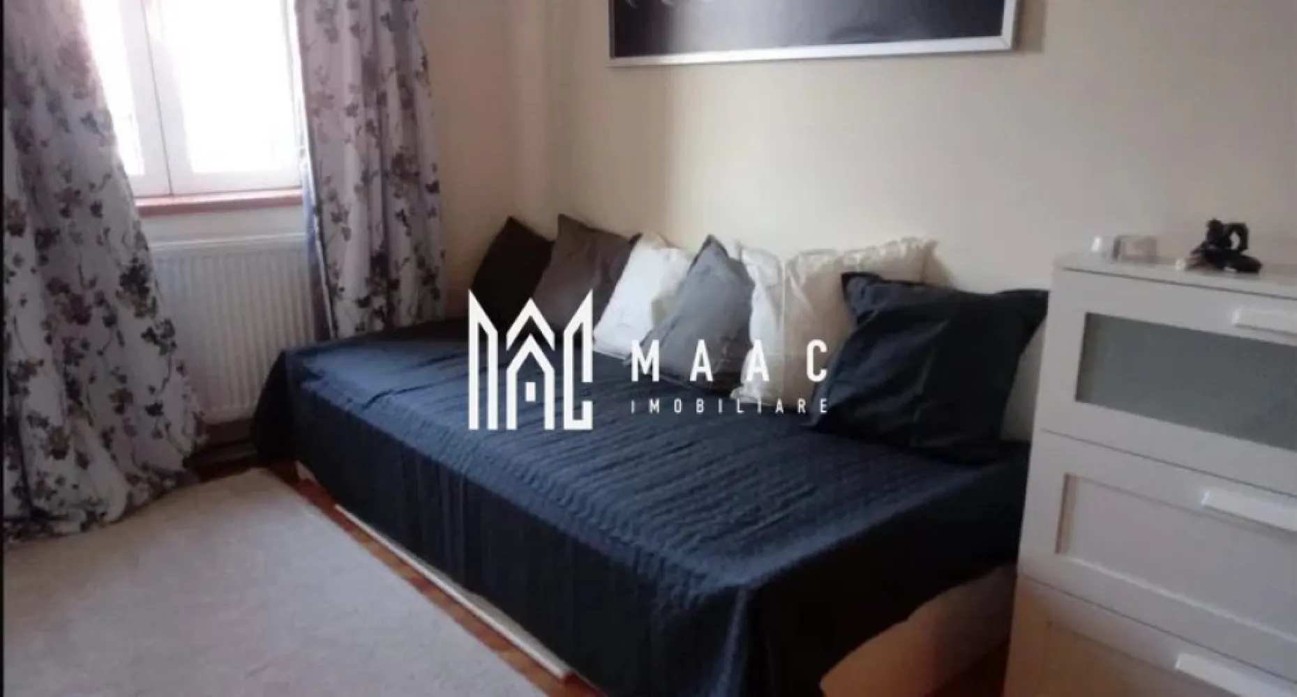 Apartament 2 camere | 67 MPU | Ultracentral\Piata Mare - MAAC Imobiliare vă propune spre închiriere un apartament cochet cu 2 camere, compus din living cu loc de luat masa, dormitor cu separeu office, bucătărie separată, baie, hol și cămară, situat la parter înalt într-un imobil bine întreținut din zona istorică a orașului. Proprietatea este ideală pentru persoane singure sau cupluri care își doresc un spațiu confortabil, bine compartimentat și amplasat ultracentral, la doar 1 minut de Piața Mare.

Apartamentul impresionează prin atmosfera primitoare, compartimentarea practică și dotările complete, fiind pregătit pentru mutare. Spațiile sunt bine optimizate, iar zona office integrată în dormitor oferă un plus de confort și funcționalitate pentru cei care lucrează de acasă.

Compartimentare:
-living luminos cu zonă de relaxare și dining
-dormitor confortabil cu separeu office
-bucătărie separată, complet mobilată și utilată
-baie
-hol
-cămară
-pivniță

Dotări și avantaje:
-apartament complet mobilat și utilat
-centrală termică în condensare
-internet
-mașină de spălat rufe
-uscător de rufe
-frigider
-bucătărie complet echipată
-lenjerii incluse
-compartimentare practică și eficientă
-camere luminoase și primitoare
-zonă istorică ultracentrală
-la 1 minut de Piața Mare
-ideal pentru persoane care își doresc confort și acces rapid către punctele de interes ale orașului

Localizare:
Apartamentul este amplasat în zona Orașului de Sus, într-o locație excelentă, cu acces rapid către restaurante, cafenele, magazine, mijloace de transport și principalele atracții ale centrului istoric.

Condiții de închiriere:
-perioadă minimă de închiriere: 1 an

Pentru mai multe detalii sau pentru programarea unei vizionări, vă rugăm să ne contactați specificând ID: CP3105940