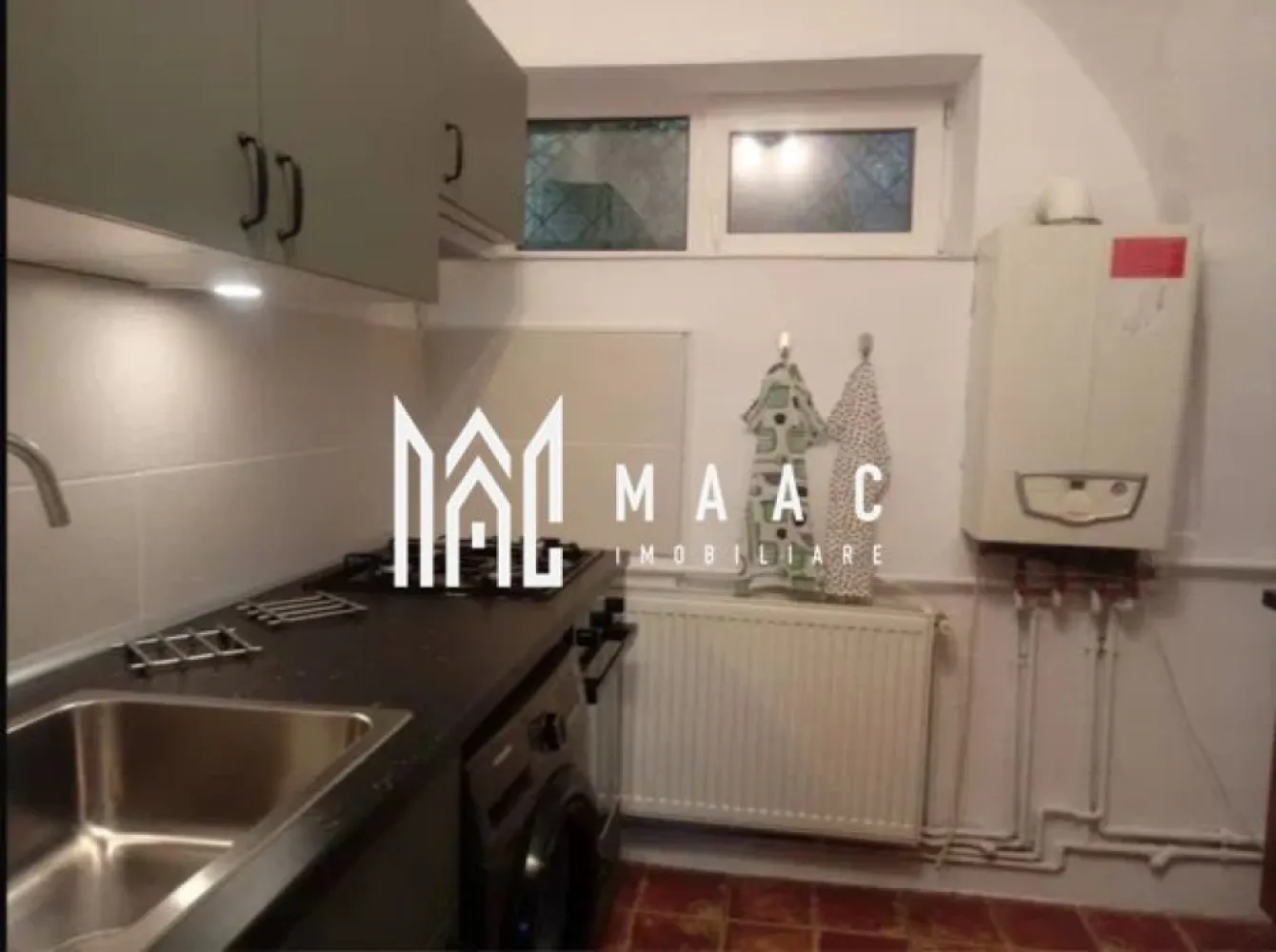 Apartament 2 camere | 67 MPU | Ultracentral\Piata Mare - MAAC Imobiliare vă propune spre închiriere un apartament cochet cu 2 camere, compus din living cu loc de luat masa, dormitor cu separeu office, bucătărie separată, baie, hol și cămară, situat la parter înalt într-un imobil bine întreținut din zona istorică a orașului. Proprietatea este ideală pentru persoane singure sau cupluri care își doresc un spațiu confortabil, bine compartimentat și amplasat ultracentral, la doar 1 minut de Piața Mare.

Apartamentul impresionează prin atmosfera primitoare, compartimentarea practică și dotările complete, fiind pregătit pentru mutare. Spațiile sunt bine optimizate, iar zona office integrată în dormitor oferă un plus de confort și funcționalitate pentru cei care lucrează de acasă.

Compartimentare:
-living luminos cu zonă de relaxare și dining
-dormitor confortabil cu separeu office
-bucătărie separată, complet mobilată și utilată
-baie
-hol
-cămară
-pivniță

Dotări și avantaje:
-apartament complet mobilat și utilat
-centrală termică în condensare
-internet
-mașină de spălat rufe
-uscător de rufe
-frigider
-bucătărie complet echipată
-lenjerii incluse
-compartimentare practică și eficientă
-camere luminoase și primitoare
-zonă istorică ultracentrală
-la 1 minut de Piața Mare
-ideal pentru persoane care își doresc confort și acces rapid către punctele de interes ale orașului

Localizare:
Apartamentul este amplasat în zona Orașului de Sus, într-o locație excelentă, cu acces rapid către restaurante, cafenele, magazine, mijloace de transport și principalele atracții ale centrului istoric.

Condiții de închiriere:
-perioadă minimă de închiriere: 1 an

Pentru mai multe detalii sau pentru programarea unei vizionări, vă rugăm să ne contactați specificând ID: CP3105940
