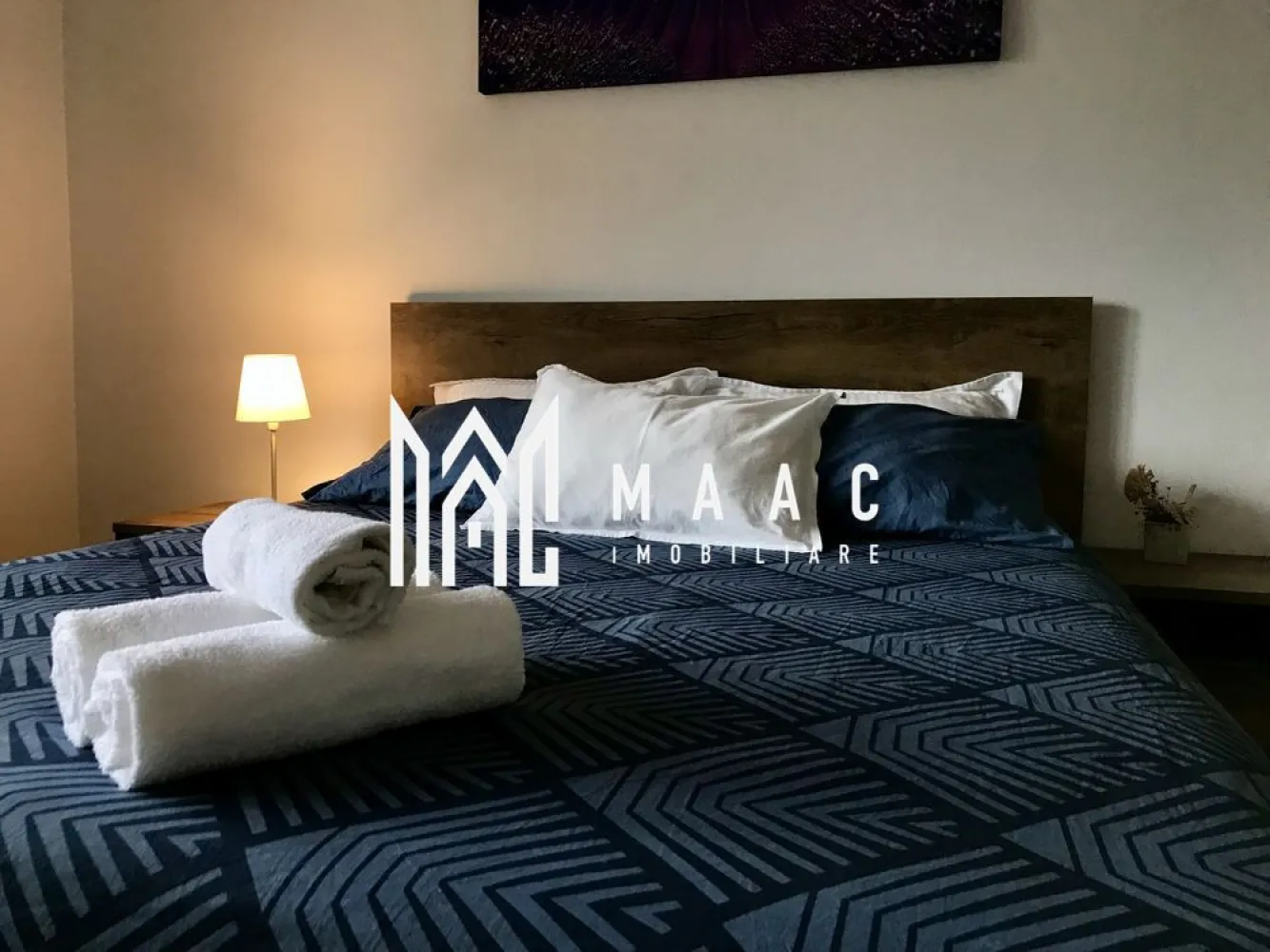Apartament 1 camera | Etaj 2 | 50 MPU | Central - MAAC Imobiliare vă propune spre închiriere un apartament cu 1 cameră, situat în centrul Sibiului, în zona Orașului de Jos, una dintre cele mai apreciate și căutate zone ale orașului.

Locuința este potrivită atât pentru locuire personală, cât și pentru investiție sau subînchiriere în regim hotelier, datorită poziționării ultracentrale și accesului rapid către principalele atracții turistice din Sibiu.

Detalii apartament
Suprafață utilă: 50 mp
Tavan înalt
Spațiu generos și luminos
Acces la pod și pivniță
Parcare gratuită pe strada imobilului
Dotări și beneficii
Complet mobilat și utilat
Se predă exact ca în fotografii
Include:
așternuturi de pat
prosoape
veselă
tigăi și oale
Gata pentru mutare imediată sau închiriere în regim hotelier
Avantaj major
Posibilitate de închiriere „la cald”
Toate utilitățile incluse în preț
Chirie: 440 euro/lună cu utilități incluse
Avantaje locație
Centrul Istoric Sibiu – Orașul de Jos
Aproape de:
restaurante
cafenele
magazine
obiective turistice
zone pietonale
Acces rapid către toate punctele de interes din oraș
Potrivit pentru

 locuință personală
 cuplu
 investiție
 regim hotelier
 închiriere pe termen lung

Pentru mai multe informații sau pentru a programa o vizionare, nu ezitați să ne contactați, specificand ID: CP3106043