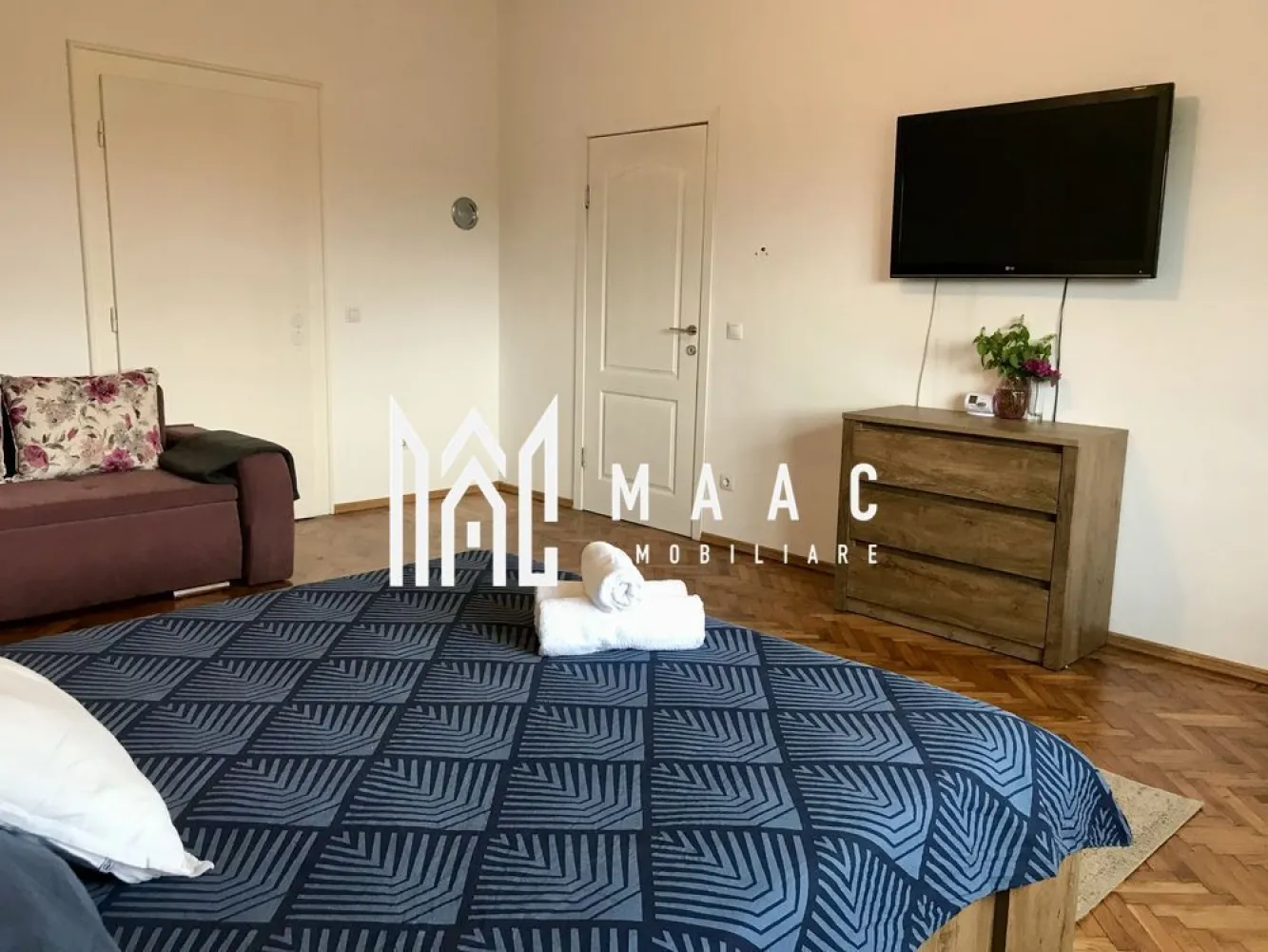 Apartament 1 camera | Etaj 2 | 50 MPU | Central - MAAC Imobiliare vă propune spre închiriere un apartament cu 1 cameră, situat în centrul Sibiului, în zona Orașului de Jos, una dintre cele mai apreciate și căutate zone ale orașului.

Locuința este potrivită atât pentru locuire personală, cât și pentru investiție sau subînchiriere în regim hotelier, datorită poziționării ultracentrale și accesului rapid către principalele atracții turistice din Sibiu.

Detalii apartament
Suprafață utilă: 50 mp
Tavan înalt
Spațiu generos și luminos
Acces la pod și pivniță
Parcare gratuită pe strada imobilului
Dotări și beneficii
Complet mobilat și utilat
Se predă exact ca în fotografii
Include:
așternuturi de pat
prosoape
veselă
tigăi și oale
Gata pentru mutare imediată sau închiriere în regim hotelier
Avantaj major
Posibilitate de închiriere „la cald”
Toate utilitățile incluse în preț
Chirie: 440 euro/lună cu utilități incluse
Avantaje locație
Centrul Istoric Sibiu – Orașul de Jos
Aproape de:
restaurante
cafenele
magazine
obiective turistice
zone pietonale
Acces rapid către toate punctele de interes din oraș
Potrivit pentru

 locuință personală
 cuplu
 investiție
 regim hotelier
 închiriere pe termen lung

Pentru mai multe informații sau pentru a programa o vizionare, nu ezitați să ne contactați, specificand ID: CP3106043