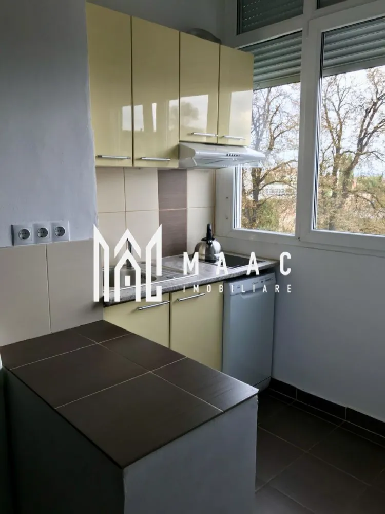 Apartament 1 camera | Etaj 2 | 50 MPU | Central - MAAC Imobiliare vă propune spre închiriere un apartament cu 1 cameră, situat în centrul Sibiului, în zona Orașului de Jos, una dintre cele mai apreciate și căutate zone ale orașului.

Locuința este potrivită atât pentru locuire personală, cât și pentru investiție sau subînchiriere în regim hotelier, datorită poziționării ultracentrale și accesului rapid către principalele atracții turistice din Sibiu.

Detalii apartament
Suprafață utilă: 50 mp
Tavan înalt
Spațiu generos și luminos
Acces la pod și pivniță
Parcare gratuită pe strada imobilului
Dotări și beneficii
Complet mobilat și utilat
Se predă exact ca în fotografii
Include:
așternuturi de pat
prosoape
veselă
tigăi și oale
Gata pentru mutare imediată sau închiriere în regim hotelier
Avantaj major
Posibilitate de închiriere „la cald”
Toate utilitățile incluse în preț
Chirie: 440 euro/lună cu utilități incluse
Avantaje locație
Centrul Istoric Sibiu – Orașul de Jos
Aproape de:
restaurante
cafenele
magazine
obiective turistice
zone pietonale
Acces rapid către toate punctele de interes din oraș
Potrivit pentru

 locuință personală
 cuplu
 investiție
 regim hotelier
 închiriere pe termen lung

Pentru mai multe informații sau pentru a programa o vizionare, nu ezitați să ne contactați, specificand ID: CP3106043