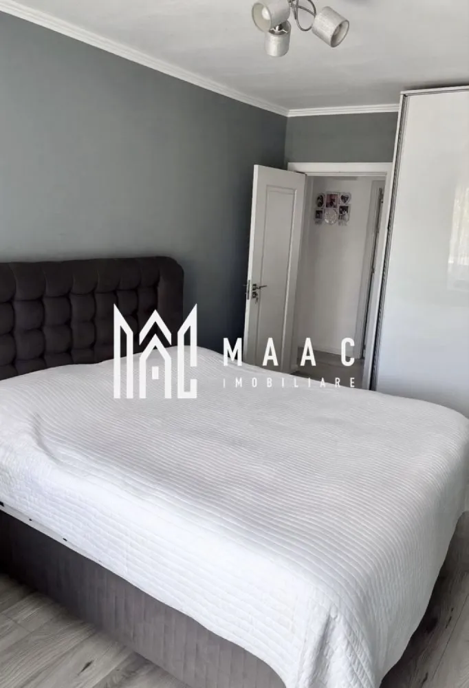 Apartament 3 camere | Ostroveni | Etaj 2 | 94 mpu | - MAAC Imobiliare vă propune spre vânzare un apartament spațios și modern, situat pe Bulevardul Tineretului, în zona S2 din Râmnicu Vâlcea, una dintre cele mai apreciate zone rezidențiale ale orașului. Proprietatea este amplasată la etajul 2 din 10 și oferă un echilibru perfect între confort, funcționalitate și poziționare excelentă.
Cu o suprafață utilă generoasă de 94 mp, apartamentul este ideal pentru o familie care își dorește spațiu, lumină naturală și acces rapid către toate facilitățile importante ale orașului. Se vinde complet mobilat și utilat, fiind pregătit pentru mutare imediată. Liftul din bloc a fost schimbat recent.Instalatia electrica si sanitara a fost schimbata total.
Apartament cu 4 camere
Suprafață utilă de 94 mp
Etaj 2 din 10
Situat pe Bulevardul Tineretului – zona S2
Complet mobilat și utilat
Ideal pentru locuit sau investiție
Compartimentare practică și luminoasă
Compartimentare:
Living generos și luminos
3 dormitoare spațioase
Bucătărie complet mobilată și utilată
2 băi
2 balcoane
Hol bine organizat
Dotări:
Mobilier complet
Electrocasnice incluse
Finisaje moderne
Spații generoase și bine iluminate natural
Compartimentare eficientă
Apartament pregătit pentru mutare imediată
Avantaje:
Poziționare excelentă într-o zonă apreciată
Acces rapid către magazine, școli și grădinițe
Ideal pentru familie
Etaj intermediar
Spațiu generos și confort ridicat
Potrivit și pentru investiție
Pentru mai multe informații și programarea unei vizionări:
Echipa MAAC Imobiliare vă stă la dispoziție. ID 3107833