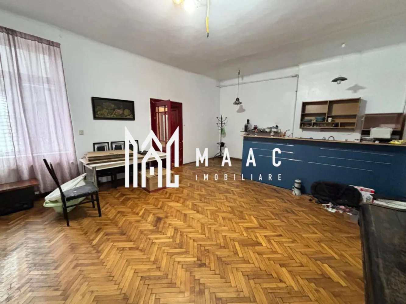 Apartament 4 camere | Etaj 1 | Curte comuna | 114 MPU | Ultracentral - MAAC Imobiliare vă propune spre vânzare o proprietate cu potențial investițional ridicat, situată pe una dintre cele mai apreciate și căutate străzi din Sibiu. Proprietatea este vândută direct de la proprietar și este amplasată la parterul înalt / mezaninul unei clădiri cochete, cu doar 3 apartamente și 3 garsoniere, beneficiind de curte interioară și grădină privată. Detalii proprietate: Suprafață utilă: 114 mp Nevel: parter înalt / mezanin Pivniță la subsol Pod la ultimul nivel Acces la curte interioară Grădină în cotă indiviză de 23,13% Compartimentare actuală: Coridor de acces Hol Birou Baie WC separat Debara Living cu bucătărie open space 2 dormitoare Proprietatea oferă posibilitatea de dezmembrare în: 1 garsonieră 1 apartament cu 2 dormitoare Dotări și finisaje: Parchet din lemn masiv de stejar în living și dormitoare Ferestre termopan la interior Ferestre originale din lemn către stradă Centrală termică pe gaz Vaillant, în condensare, cu două circuite distincte, montată în 2022 Două spații de depozitare în pod, în aceeași cotă indiviză de 23,13% Spălătorie comună în curtea interioară Avantaje și potențial: Grădină situată în spatele clădirii, cu multiple posibilități de amenajare Zonă centrală, dar retrasă, ce oferă liniște și intimitate Acces rapid către: obiective turistice grădinițe, școli și licee de renume parcuri (inclusiv Parcul Cetății) restaurante, cafenele și spații comerciale Destinații posibile: Locuință spațioasă în zonă centrală Investiție – închiriere în regim hotelier Birouri, cabinete medicale sau alte activități profesionale Pentru mai multe detalii și pentru programarea unei vizionări, vă rugăm să specificați ID-ul anunțului: CP2871974 }}
