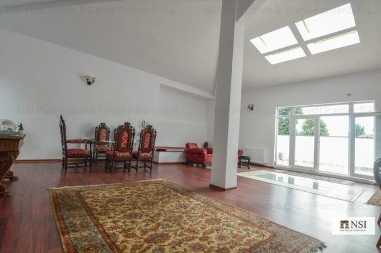 BRASADAS închiriază ap tip penthouse în vila eleganta Cismigiu. - Agenția imobiliara BRASADAS vinde/închiriază apartament spectaculos, construit in 2018 la etajul 1/1 în vila eleganta P+1,format din living 80 mp.(inaltime 5m),camera 22mp.,hol 10mp.,baie 6mp.,terasa 42 mp.Camera depozitare demisol 20 mp.Mobilat, utilat. Întrare separata cu scara exterioara. Curte libera 150 mp.-parcare auto.
Pret vânzare 565000 €.