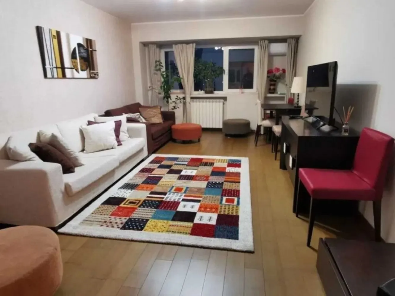 BRASADAS închiriază apartament doua camere langa TRIBUNAL Unirii 47. - Agentia imobiliara BRASADAS un apartament 2 camere, decomandat, mobilat nou si modern, de lux, proaspat renovat, in bloc monolit. Conditii excelente, scara impecabil intretinuta, supraveghere video 24 h. Apartament la etajul 6 din 8, renovat integral, in zona dezirabila, pe Bld Unirii langa Tribunal, 5 minute de metrou Unirii ,10 minute de Curtea de Apel si de Judecatoria sector 4 si sector 1, vedere spate panoramica deosebita, zona linistita. - suprafata utila 64mp + 4.5mp balcon inchis - bloc monolit cu 8 etaje finalizat in 1992, - bucatarie moderna, echipata cu frigider, aragaz, hota si contor de gaz - dormitor si sufragerie mari, luminoase - ferestre termopan la camere si la balconul inchis - aer conditionat in sufragerie - baie moderna cu bideu separat - masina de spalat rufe - multiple spatii de depozitare in 2 debarale si dulapuri - parchet in toate camerele - gresie si faianta in baie, bucatarie si hol - design modern.