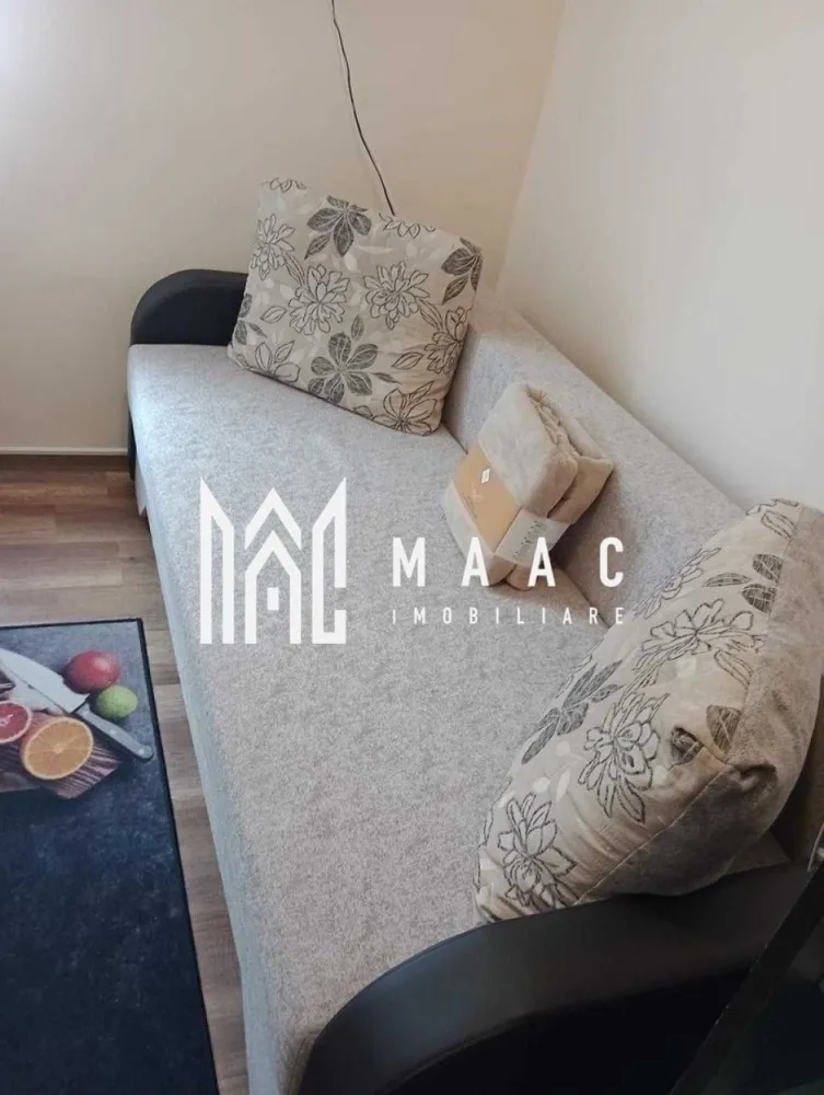 Garsoniera | Etaj 2 | 12 MPU | Investitie | Hipodrom 1 - MAAC Imobiliare vă propune spre vânzare o cameră situată în Sibiu, potrivită atât pentru locuit, cât și pentru investiție sau închiriere.

Locuința dispune de toate dotările necesare pentru confortul zilnic, fiind pregătită pentru mutare imediată.

Detalii proprietate
Cameră luminoasă și eficient compartimentată
WC pe hol
Spații de depozitare
Ideală pentru o persoană sau investiție
Dotări și beneficii
Boiler pentru apă caldă
Cabină de duș
Chiuvetă în cameră
TV
Frigider
Plită electrică
Cuptor cu microunde
Masă și mobilier inclus
Pat
Geam termopan
Ușă metalică
Finisaje:
gresie
faianță
parchet
Avantaje
Complet mobilată și utilată
Costuri reduse de întreținere
Disponibilă imediat
Pretabilă pentru investiție și închiriere
Avantaje locație
Aproape de:
magazine
stații de autobuz
farmacii
centre comerciale
Acces rapid către principalele zone ale orașului

Pentru mai multe informații sau pentru a programa o vizionare, nu ezitați să ne contactați, specificand ID: CP3107198