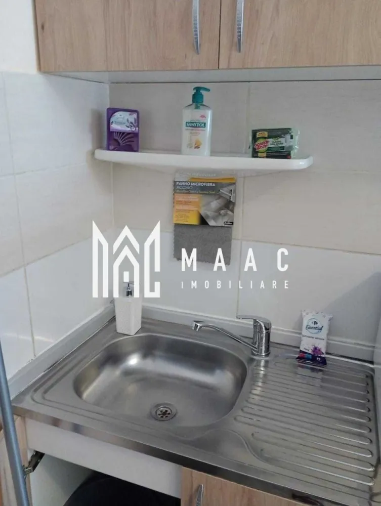 Garsoniera | Etaj 2 | 12 MPU | Investitie | Hipodrom 1 - MAAC Imobiliare vă propune spre vânzare o cameră situată în Sibiu, potrivită atât pentru locuit, cât și pentru investiție sau închiriere.

Locuința dispune de toate dotările necesare pentru confortul zilnic, fiind pregătită pentru mutare imediată.

Detalii proprietate
Cameră luminoasă și eficient compartimentată
WC pe hol
Spații de depozitare
Ideală pentru o persoană sau investiție
Dotări și beneficii
Boiler pentru apă caldă
Cabină de duș
Chiuvetă în cameră
TV
Frigider
Plită electrică
Cuptor cu microunde
Masă și mobilier inclus
Pat
Geam termopan
Ușă metalică
Finisaje:
gresie
faianță
parchet
Avantaje
Complet mobilată și utilată
Costuri reduse de întreținere
Disponibilă imediat
Pretabilă pentru investiție și închiriere
Avantaje locație
Aproape de:
magazine
stații de autobuz
farmacii
centre comerciale
Acces rapid către principalele zone ale orașului

Pentru mai multe informații sau pentru a programa o vizionare, nu ezitați să ne contactați, specificand ID: CP3107198