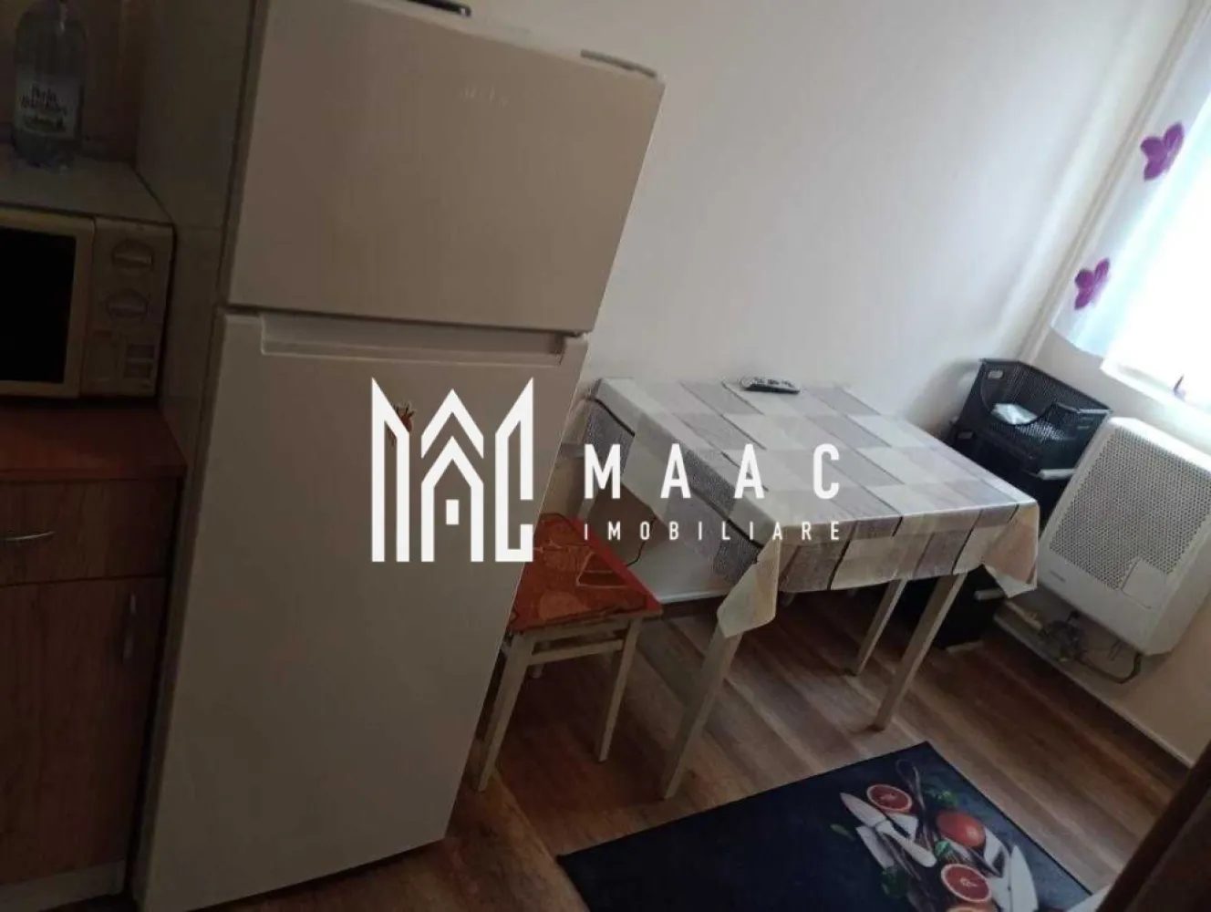 Garsoniera | Etaj 2 | 12 MPU | Investitie | Hipodrom 1 - MAAC Imobiliare vă propune spre vânzare o cameră situată în Sibiu, potrivită atât pentru locuit, cât și pentru investiție sau închiriere.

Locuința dispune de toate dotările necesare pentru confortul zilnic, fiind pregătită pentru mutare imediată.

Detalii proprietate
Cameră luminoasă și eficient compartimentată
WC pe hol
Spații de depozitare
Ideală pentru o persoană sau investiție
Dotări și beneficii
Boiler pentru apă caldă
Cabină de duș
Chiuvetă în cameră
TV
Frigider
Plită electrică
Cuptor cu microunde
Masă și mobilier inclus
Pat
Geam termopan
Ușă metalică
Finisaje:
gresie
faianță
parchet
Avantaje
Complet mobilată și utilată
Costuri reduse de întreținere
Disponibilă imediat
Pretabilă pentru investiție și închiriere
Avantaje locație
Aproape de:
magazine
stații de autobuz
farmacii
centre comerciale
Acces rapid către principalele zone ale orașului

Pentru mai multe informații sau pentru a programa o vizionare, nu ezitați să ne contactați, specificand ID: CP3107198