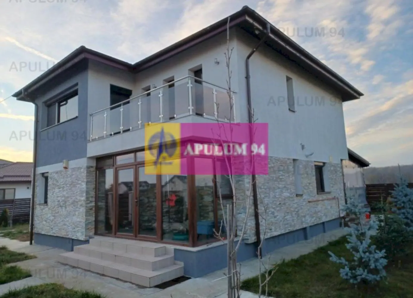 Săbăreni, vilă S+P+1, curte 568 mp, aproape de pădure - Structura beton armat si zidărie caramidă Soceram 
- Polistiren Austrotherm grafitat densitate EPS 80 de 15 cm grosime, toti peretii exteriori
- Vata bazaltica sub tavanul de la etaj cu OSB si polistiren.
- Vata minerala cu folie de aluminiu in pod
- Tabla cu grosime de 0.55 mm
- Centrala termică pe gaze în condensație Vaillant de 32 kw si calorifere din Aluminiu 
- Incalzire în pardoseala în cele 2 băi, terasa intrare si terasa din spate.
- După tencuială, s-a montat plasă din fibra de sticlă pe toti peretii interiori (să nu crape tencuiala) și apoi, s-a gletuit
- Piatra naturală Ardezie, pe fațade 
- Tencuială decorativă siliconată Kober Profesional
- Tâmplărie Salamander cu geamuri tripan, reflexiv si rulouri exterioare
- Glafuri ferestre, exterior si interior
- Prize modulare Gewis, inclusiv în băi, pe balcon, terasă si aer conditionat 
- Finisaje si materiale de calitate, parchet, gresie, faianță, obiecte sanitare
- Pivniță de 22 mp, betonată, hidroizolată, luminată
- 2 puturi forate la a 2-a pânză freatică, pompe sumersibile, dedurizator, filtre
- Terasă 34 mp, acoperită si ,,închisă” cu folie transparentă cu butoni si fermoar pentru protecție împotriva vântului, a ploi sau a zăpezii
- Sistem colectare si drenare a apei pluviale