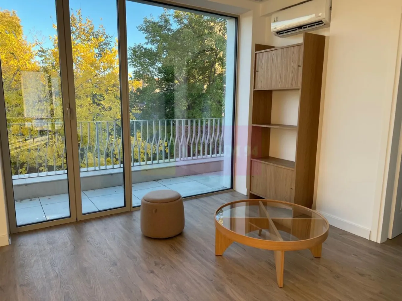 Apartament 4 camere + Terasa 94mp | Licurg 2 / Cartierul Armenesc - Arhitectura proiectului boutique Licurg 2 Prime Residence încorporează elemente de design specifice zonei, evidențiindu-se prin fațade elegante și detalii de piatră atent lucrate, ce se integrează armonios în peisajul local. Materialele, culorile și texturile sunt alese pentru a menține un aspect estetic în armonie cu stilul arhitectural tradițional al zonei.
Link video: https://www.youtube.com/watch?v=ARvoeaOWgMQ&ab_channel=Adrian-Apulum94

Proiectul include o selecție diversă de apartamente cu 3 și 4 camere , caracterizate prin ferestre ample si terase spatioase.

Detalii Apartament 
4 camere
Decomandat
119mp utili
94 mp terasa privata 
Pretul pentru un loc de parcare in parcarea subterana este de 32.000 euro + TVA. Exista 2 locuri destinate fiecarui apartament. 

The architecture of Licurg 2 Prime Residence boutique project incorporates area-specific design elements, featuring elegant facades and meticulously crafted stone details that blend seamlessly into the local landscape. Materials, colors, and textures are chosen to maintain an aesthetic harmony with the traditional architectural style of the area.

The project offers a diverse selection of 3 and 4-room apartments, characterized by large windows that allow natural light to flood the spacious, well-organized interiors.

Apartment Details:

4 rooms
Detached layout
119 sqm usable area
94 sqm private terrace
The price for an underground parking space is €32,000 + VAT. Each apartment has 2 designated spaces.

EXTERIOR:

Rame din aluminiu:

Barieră termică ALIPLAST, culoare bej RAL 7044
Fixare mecanică pe cadru de oțel 30 x 30 mm
Geamuri triple:

Compoziție generală: Sticlă 6 mm 4S, distanțier 16 mm WE, sticlă float 4 mm, sticlă low E 6 mm
Parter spre stradă: Sticlă temperată KN 166 ESG 6 mm, distanțier 16 mm WE, sticlă float 4 mm, sticlă laminată low E 4.4.1 mm
Valoare U totală: 1,05 pentru rame și ferestre din aluminiu
PEISAGISTICĂ:

Design exterior:

Alee de intrare cu plăci ceramice
Drum de acces la subsol asfaltat
Mobilier urban pe platforme de beton, cu zone de flori integrate
Spații verzi:

Pe plăci de beton: Ghivece de plante (adâncime 50-70 cm), arbuști și gazon la rampa de intrare
Pe sol natural: Plantații de arbori și arbuști, gazon, pentru uz exclusiv apartamentelor 1 și 2
INTERIOR:

Pereți cu vopsea multistrat:

Trei straturi de vopsea albă lavabilă pe plăci de gips tencuite
Bază din bloc ceramic de 30 cm grosime
Pardoseli ceramice și laminat:

Plăci ceramice antiderapante și lemn laminat pe șapă de ciment
Izolație și calitate a construcției:

Izolație din lână minerală între cărămizi și plăci de gips pentru eficiență termică
Proiectare orientată spre confort și economie de energie