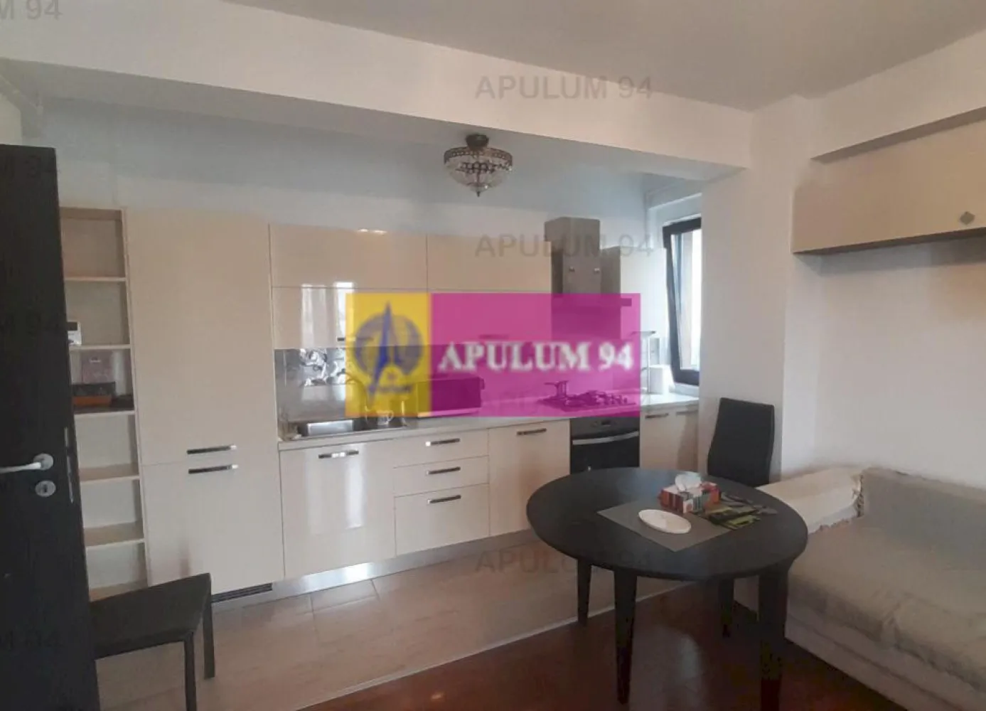 Super Apartament Vitan Mall - Vă propun spre cumpărare un apartament perfect pentru a vă bucura de tot ce are Bucureștiul mai frumos de oferit. Apartamentul este situat în Blocul New City Rezidence, blocul nou situat între București Mall și Piața Vitan, blocul învecinat cu secția 11 de Poliție și Policlinica Vitan. În apropiere se află mijloace de transport în comun care duc spre orice zonă a orașului. Bulevardul Unirii este la 2 minute, toate pub-urile, terasele și restaurantele din zona Piața Alba Iulia și Bulevardul Decebal sunt la 5-10 minute. În apropiere avem mai multe centre spa, săli de fitness, centre wellness, clinici de beauty, cabinete specializate pe diferite proceduri.. și pentru cei pasionați de cumpărături în fața blocului avem o poartă care oferă acces direct spre Mall București unde pot savura și o cafea bună pe terasa de la Statbucks pe care o vedem de la balcon. Apartamentul este situal la etajul 3, este decomandat, spațios și se predă mobilat și utilat complet. Holul de intrare este gata pregătit cu zone de depozitare pentru tot ceea ce veți cumpăra de la Mall. Situată aproape de zona de acces în apartament (avem o ușă metalică de calitate foarte bună evident), baia este spațioasă, cu o cadă de colț. Aici în baie avem și o mașină de spălat și ar mai încăpea și un dulăpior tip soldat pentru depozitare. Dormitorul este situat în apropierea băii, este mobilat de la Mobexpert, are orientare către răsărit și oferă spațiul perfect pentru odihnă și relaxare. În capătul holului care incorporează și un dressing decent cu suporturi glisante și spații decente pentru depozitare este Living-ul unde avem și bucătăria deschisă. Suprafața livingului ce incorporează și zona de gătit este decentă și permite desfășurarea mai multor activități simultan, acest spațiu este zona cea mai vie a casei și oferă acces spre balconul supermare care este practic ca o centură a apartamentului, avem balcon pe tot ce înseamnă exterior, balcon închis în termopan de calitate superioară ce asigură un coeficient de pierdere a căldurii foarte mic, la noi centrala termică de care se bucură apartamentul funcționează continuu doar când ger extrem sau pur și simplu în rest este doar pentru apa caldă de care evident nu ducem lipsă. Apartamentul este contorizat separat, se plătește doar ceea ce se consumă, costurile cu partea de întreținere, supraveghere video, curățenie sunt evident mici. Apartamentul este pretabil și pentru achiziție prin credit ipotecar. Pentru mai multe detalii și programarea de vizionări nu ezitați să mă contactați, Daniel, Apulum94. Facilităm și achiziționarea prin credit ipotecar prin intermediul partenerilor, agenția imobiliară percepe un comision de 3% din prețul de tranzacționare și la vizionare se semnează contract de prestări servicii.