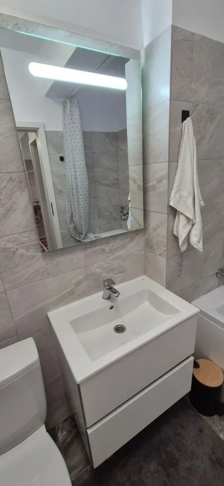 Inchiriez apartament - Inchiriez apartament 2 camere, decomandat, mobilat si utilat, centrala proprie, aer conditionat.
Detin loc de parcare in subteran.
Situat la et 11, pe bld. Metalurgiei, la 8 min de mers de statia de metrou Dimitrie Leonida si 2 min de statia de autobuz.
In apropiere se afla Parcul Tudor Arghezi, Metro, Auchan, Grand Arena, scoli, gradinite.