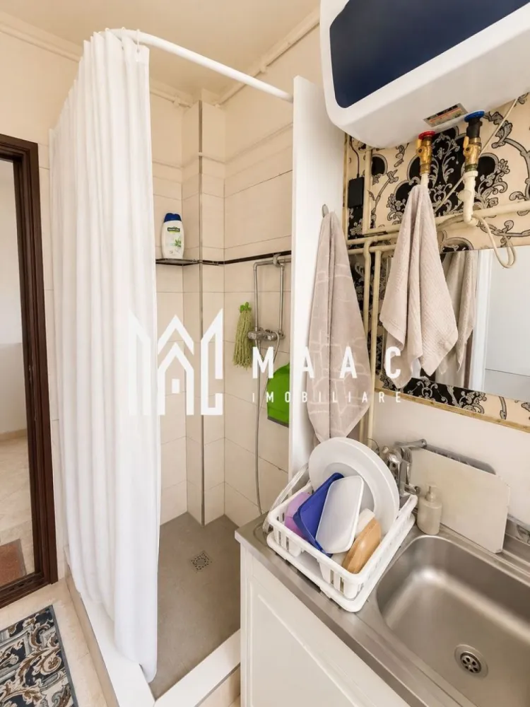 Garsoniera | Etaj 2 | 12 MPU | Investitie | Hipodrom 1 - MAAC Imobiliare vă propune spre vânzare 5 garsoniere situate în Sibiu, potrivite atât pentru locuit, cât și pentru investiție sau închiriere.

Garsonierele sunt complet mobilate și utilate, iar prețurile diferă în funcție de compartimentare și dotări.

Detalii proprietăți
Sunt disponibile 5 garsoniere
Camere luminoase și eficient compartimentate
Spații de depozitare
Potrivite pentru o persoană, studenți sau investiție
Compartimentare și facilități

O parte dintre garsoniere dispun de:

baie proprie completă în interior
WC propriu
cabină de duș

Alte unități au:

cabină de duș în cameră
WC la comun pe hol
Dotări și beneficii
Boiler pentru apă caldă
Chiuvetă în cameră
TV
Frigider
Plită electrică
Cuptor cu microunde
Mobilier inclus
Pat
Geam termopan
Ușă metalică
Finisaje:
gresie
faianță
parchet
Avantaje
Complet mobilate și utilate
Costuri reduse de întreținere
Disponibile imediat
Pretabile pentru investiție și închiriere
Prețuri diferite în funcție de dotări și compartimentare
Avantaje locație
Aproape de:
magazine
stații de autobuz
farmacii
centre comerciale
Acces rapid către principalele zone ale orașului

Pentru mai multe informații sau pentru a programa o vizionare, nu ezitați să ne contactați, specificand ID: CP3108351