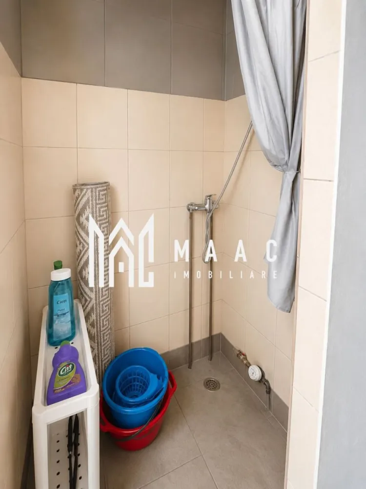 Garsoniera | Etaj 2 | 12 MPU | Investitie | Hipodrom 1 - MAAC Imobiliare vă propune spre vânzare 5 garsoniere situate în Sibiu, potrivite atât pentru locuit, cât și pentru investiție sau închiriere.

Garsonierele sunt complet mobilate și utilate, iar prețurile diferă în funcție de compartimentare și dotări.

Detalii proprietăți
Sunt disponibile 5 garsoniere
Camere luminoase și eficient compartimentate
Spații de depozitare
Potrivite pentru o persoană, studenți sau investiție
Compartimentare și facilități

O parte dintre garsoniere dispun de:

baie proprie completă în interior
WC propriu
cabină de duș

Alte unități au:

cabină de duș în cameră
WC la comun pe hol
Dotări și beneficii
Boiler pentru apă caldă
Chiuvetă în cameră
TV
Frigider
Plită electrică
Cuptor cu microunde
Mobilier inclus
Pat
Geam termopan
Ușă metalică
Finisaje:
gresie
faianță
parchet
Avantaje
Complet mobilate și utilate
Costuri reduse de întreținere
Disponibile imediat
Pretabile pentru investiție și închiriere
Prețuri diferite în funcție de dotări și compartimentare
Avantaje locație
Aproape de:
magazine
stații de autobuz
farmacii
centre comerciale
Acces rapid către principalele zone ale orașului

Pentru mai multe informații sau pentru a programa o vizionare, nu ezitați să ne contactați, specificand ID: CP3108368
