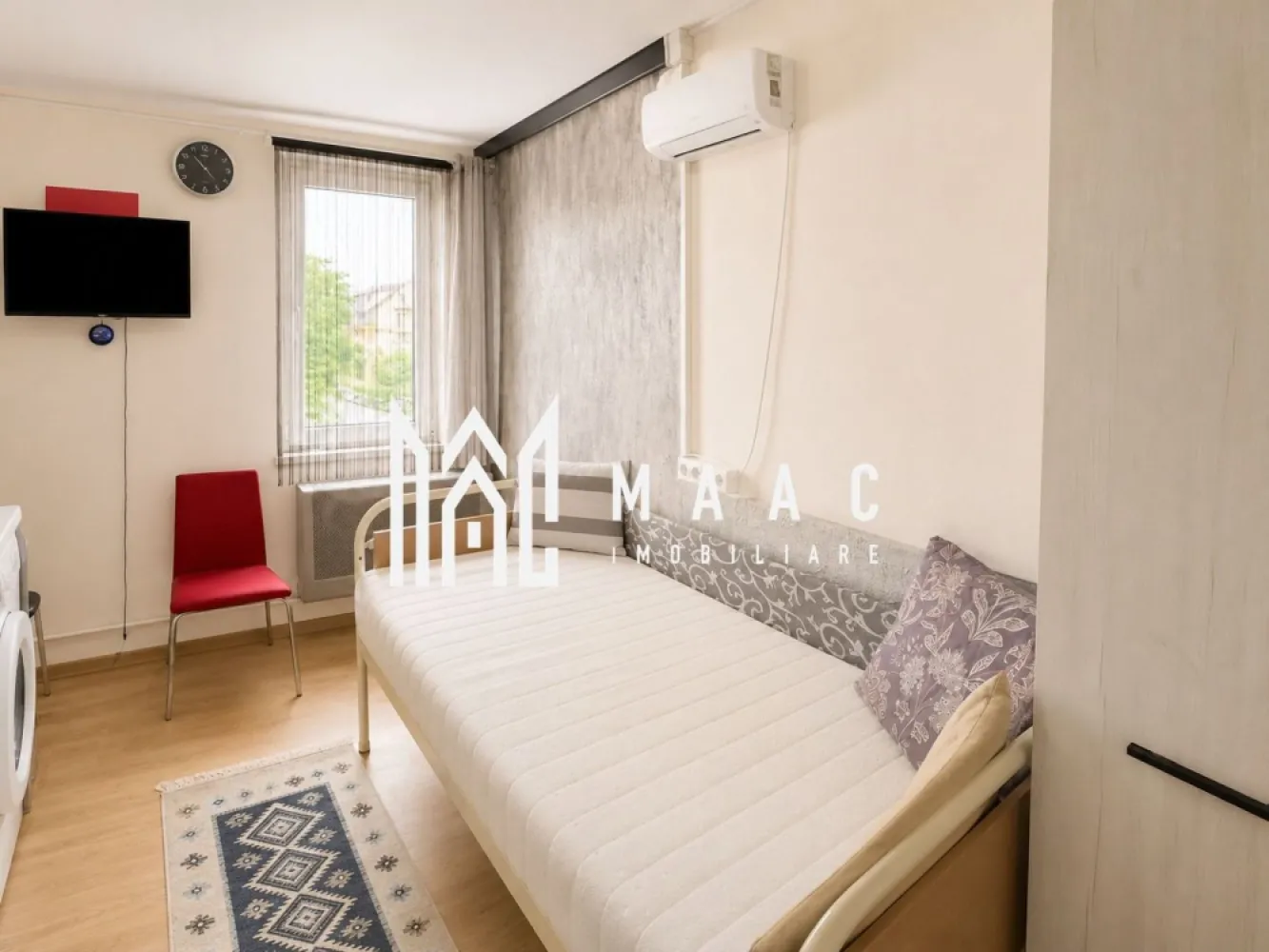 Garsoniera | Etaj 1 | 12 MPU | Investitie | Hipodrom 1 - MAAC Imobiliare vă propune spre vânzare 5 garsoniere situate în Sibiu, potrivite atât pentru locuit, cât și pentru investiție sau închiriere.

Garsonierele sunt complet mobilate și utilate, iar prețurile diferă în funcție de compartimentare și dotări.

Detalii proprietăți
Sunt disponibile 5 garsoniere
Camere luminoase și eficient compartimentate
Spații de depozitare
Potrivite pentru o persoană, studenți sau investiție
Compartimentare și facilități

O parte dintre garsoniere dispun de:

baie proprie completă în interior
WC propriu
cabină de duș

Alte unități au:

cabină de duș în cameră
WC la comun pe hol
Dotări și beneficii
Boiler pentru apă caldă
Chiuvetă în cameră
TV
Frigider
Plită electrică
Cuptor cu microunde
Mobilier inclus
Pat
Geam termopan
Ușă metalică
Finisaje:
gresie
faianță
parchet
Avantaje
Complet mobilate și utilate
Costuri reduse de întreținere
Disponibile imediat
Pretabile pentru investiție și închiriere
Prețuri diferite în funcție de dotări și compartimentare
Avantaje locație
Aproape de:
magazine
stații de autobuz
farmacii
centre comerciale
Acces rapid către principalele zone ale orașului

Pentru mai multe informații sau pentru a programa o vizionare, nu ezitați să ne contactați, specificand ID: CP3108377