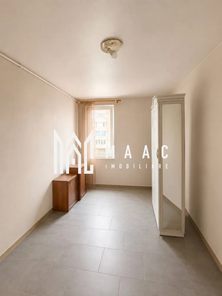 Garsoniera | Etaj 1 | 12 MPU | Investitie | Hipodrom 1 - MAAC Imobiliare vă propune spre vânzare 5 garsoniere situate în Sibiu, potrivite atât pentru locuit, cât și pentru investiție sau închiriere.

Garsonierele sunt complet mobilate și utilate, iar prețurile diferă în funcție de compartimentare și dotări.

Detalii proprietăți
Sunt disponibile 5 garsoniere
Camere luminoase și eficient compartimentate
Spații de depozitare
Potrivite pentru o persoană, studenți sau investiție
Compartimentare și facilități

O parte dintre garsoniere dispun de:

baie proprie completă în interior
WC propriu
cabină de duș

Alte unități au:

cabină de duș în cameră
WC la comun pe hol
Dotări și beneficii
Boiler pentru apă caldă
Chiuvetă în cameră
TV
Frigider
Plită electrică
Cuptor cu microunde
Mobilier inclus
Pat
Geam termopan
Ușă metalică
Finisaje:
gresie
faianță
parchet
Avantaje
Complet mobilate și utilate
Costuri reduse de întreținere
Disponibile imediat
Pretabile pentru investiție și închiriere
Prețuri diferite în funcție de dotări și compartimentare
Avantaje locație
Aproape de:
magazine
stații de autobuz
farmacii
centre comerciale
Acces rapid către principalele zone ale orașului

Pentru mai multe informații sau pentru a programa o vizionare, nu ezitați să ne contactați, specificand ID: CP3108382