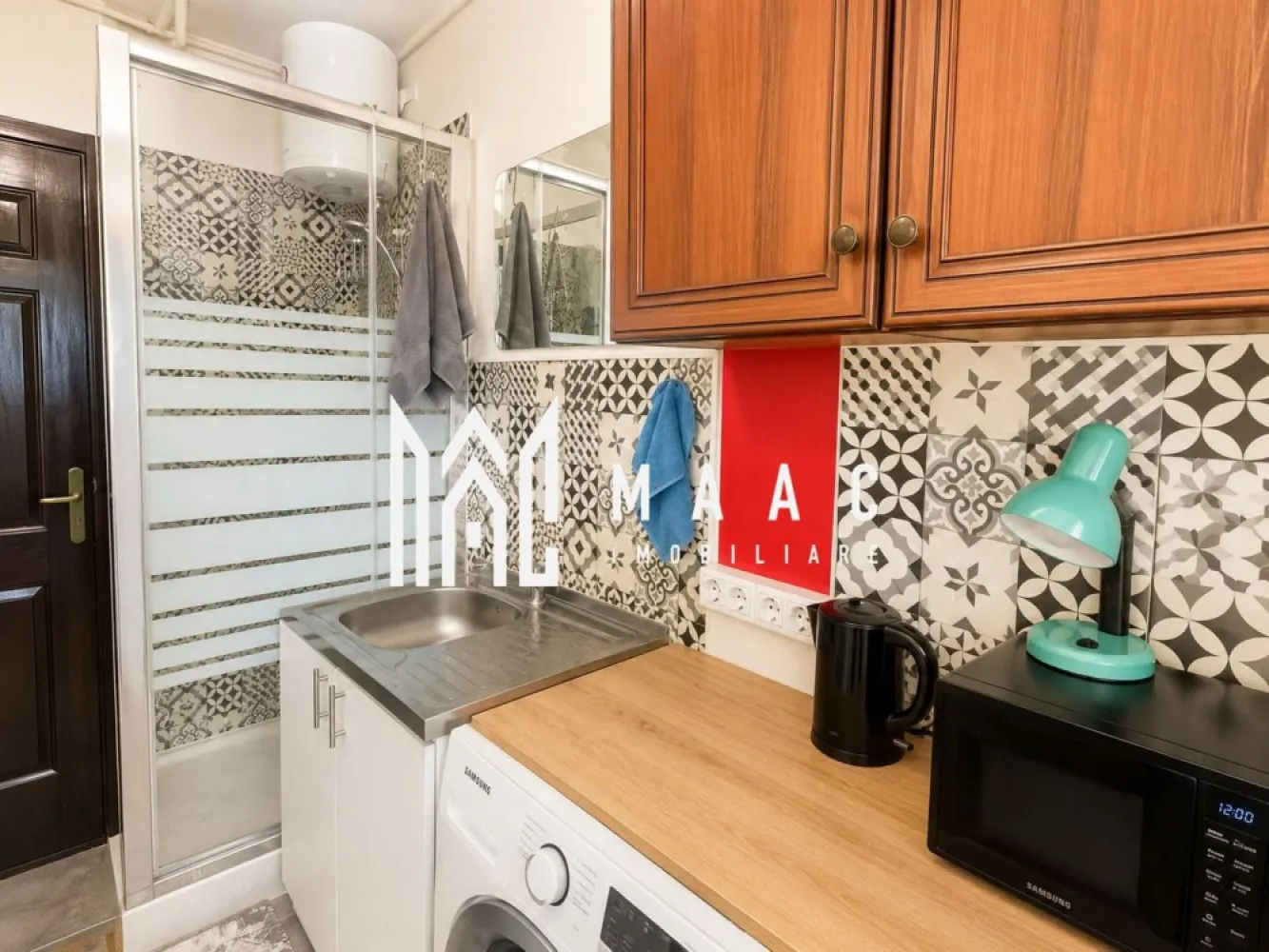 Garsoniera | Parter | 12 MPU | Investitie | Hipodrom 1 - MAAC Imobiliare vă propune spre vânzare 5 garsoniere situate în Sibiu, potrivite atât pentru locuit, cât și pentru investiție sau închiriere.

Garsonierele sunt complet mobilate și utilate, iar prețurile diferă în funcție de compartimentare și dotări.

Detalii proprietăți
Sunt disponibile 5 garsoniere
Camere luminoase și eficient compartimentate
Spații de depozitare
Potrivite pentru o persoană, studenți sau investiție
Compartimentare și facilități

O parte dintre garsoniere dispun de:

baie proprie completă în interior
WC propriu
cabină de duș

Alte unități au:

cabină de duș în cameră
WC la comun pe hol
Dotări și beneficii
Boiler pentru apă caldă
Chiuvetă în cameră
TV
Frigider
Plită electrică
Cuptor cu microunde
Mobilier inclus
Pat
Geam termopan
Ușă metalică
Finisaje:
gresie
faianță
parchet
Avantaje
Complet mobilate și utilate
Costuri reduse de întreținere
Disponibile imediat
Pretabile pentru investiție și închiriere
Prețuri diferite în funcție de dotări și compartimentare
Avantaje locație
Aproape de:
magazine
stații de autobuz
farmacii
centre comerciale
Acces rapid către principalele zone ale orașului

Pentru mai multe informații sau pentru a programa o vizionare, nu ezitați să ne contactați, specificand ID: CP3108385