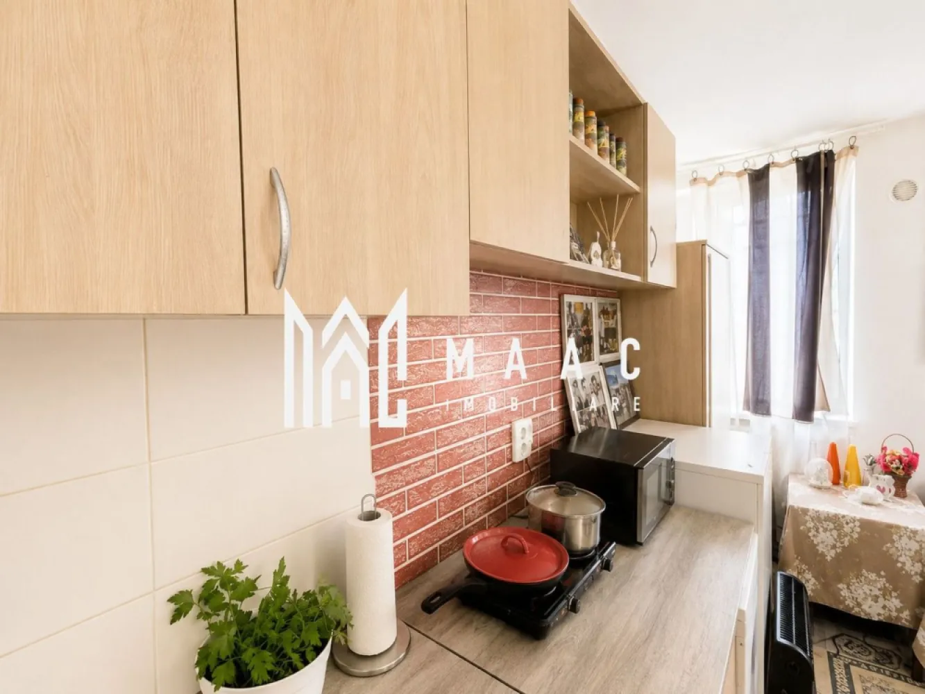 Garsoniera | Parter | 12 MPU | Investitie | Hipodrom 1 - MAAC Imobiliare vă propune spre vânzare 5 garsoniere situate în Sibiu, potrivite atât pentru locuit, cât și pentru investiție sau închiriere.

Garsonierele sunt complet mobilate și utilate, iar prețurile diferă în funcție de compartimentare și dotări.

Detalii proprietăți
Sunt disponibile 5 garsoniere
Camere luminoase și eficient compartimentate
Spații de depozitare
Potrivite pentru o persoană, studenți sau investiție
Compartimentare și facilități

O parte dintre garsoniere dispun de:

baie proprie completă în interior
WC propriu
cabină de duș

Alte unități au:

cabină de duș în cameră
WC la comun pe hol
Dotări și beneficii
Boiler pentru apă caldă
Chiuvetă în cameră
TV
Frigider
Plită electrică
Cuptor cu microunde
Mobilier inclus
Pat
Geam termopan
Ușă metalică
Finisaje:
gresie
faianță
parchet
Avantaje
Complet mobilate și utilate
Costuri reduse de întreținere
Disponibile imediat
Pretabile pentru investiție și închiriere
Prețuri diferite în funcție de dotări și compartimentare
Avantaje locație
Aproape de:
magazine
stații de autobuz
farmacii
centre comerciale
Acces rapid către principalele zone ale orașului

Pentru mai multe informații sau pentru a programa o vizionare, nu ezitați să ne contactați, specificand ID: CP3108385
