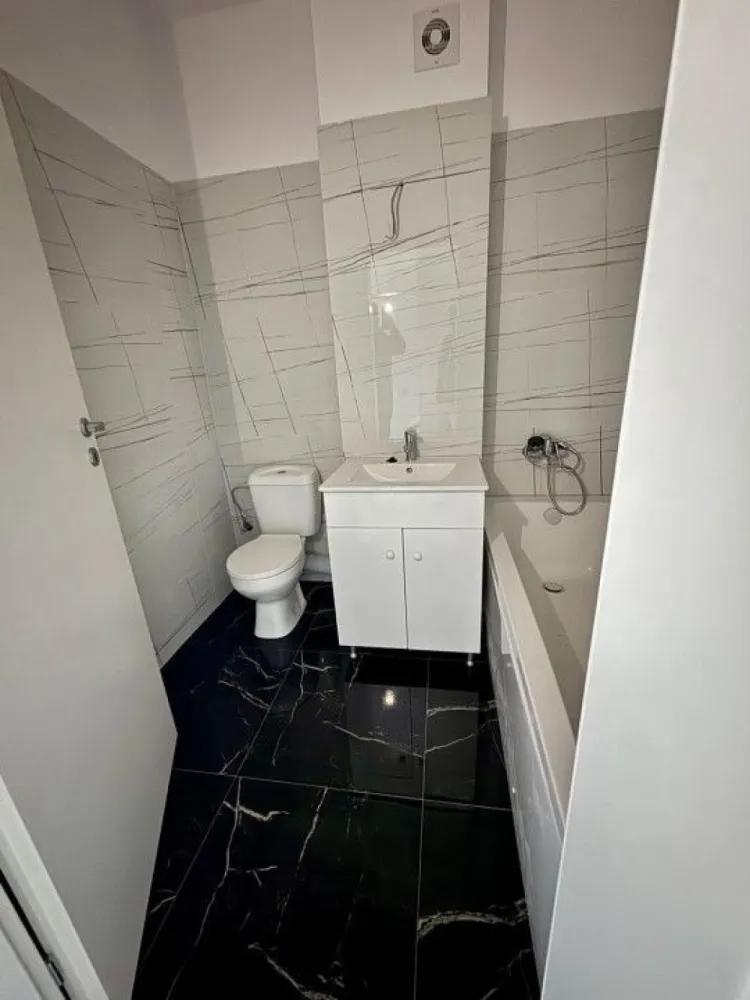 Garsoniera mobilată cartier Militari Residence - mutare imediata!! - **COMISION 0%**

Vă propunem spre vânzare o garsonieră modernă, complet mobilată și utilată, situată în cartierul Militari Residence, în cadrul complexului Pollux Residence – o alegere ideală atât pentru locuit, cât și pentru investiție.

Locuința este amplasată la etajul 3 din 8, într-un imobil construit recent, și beneficiază de o compartimentare eficientă, oferind un spațiu confortabil și bine organizat. Garsoniera se vinde exact ca în fotografii, fiind dotată cu mobilier modern și electrocasnice funcționale, gata pentru mutare imediată, fără investiții suplimentare.

Interiorul este luminos, cu finisaje de calitate, iar zona de locuit este optimizată pentru a oferi atât confort, cât și funcționalitate. Bucătăria este complet echipată, iar baia este amenajată modern.

Complexul Pollux Residence este bine poziționat, cu acces facil către mijloace de transport, centre comerciale, supermarketuri, restaurante și alte puncte de interes din zonă.

Disponibilă imediat – mutare rapidă, fără bătăi de cap.

Pentru mai multe detalii sau programarea unei vizionări, nu ezitați să ne contactați.