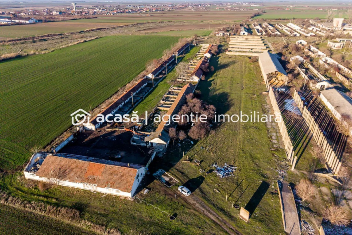 Teren 1.15 HA lângă Autostrada – Nădlac | clădiri+utilități - Vă propunem spre vânzare o proprietate cu potențial investițional ridicat, situată strategic în Nădlac, într-o zonă cu acces excelent la infrastructura rutieră și la frontiera cu Ungaria.

PREȚ DE VÂNZARE: 160.000 € | COMISION 0% pentru cumpărător 

Locație strategică: lângă DN7, aproape de urcarea pe autostrada E68, poziționare ideală pentru activități logistice, industriale sau comerciale, zonă tranzitată de fluxuri internaționale

Caracteristici principale:
Suprafață totală teren: 11.467 mp
Clădiri existente: aprox. 2.500 mp (hale / construcții)
Acces facil pentru vehicule de mare tonaj

Utilități & infrastructură:
Sursă proprie de apă – foraj la 45 m
Curent trifazic, putere instalată 35 kW
Parc fotovoltaic în proximitate, context favorabil dezvoltărilor industriale moderne

Avantaje investiționale:
- infrastructură deja existentă → costuri reduse de pornire
- poziționare excelentă pentru depozitare, producție, logistică, hub de tranzit
- ideal pentru antreprenori, investitori sau companii în expansiune
- zonă cu potențial ridicat de dezvoltare pe termen mediu și lung

Această proprietate oferă teren, clădiri și utilități într-un singur pachet, într-o zonă cheie pentru afaceri orientate spre piața europeană.

📞 Pentru informații suplimentare și programarea unei vizionări:
Sebastian Nica – 0722 252 639

Ai o proprietate de vânzare în Arad și vrei să știi cât valorează cu adevărat?
Sună-mă pentru o evaluare gratuită, fără obligații.

Birou: ACASĂ | Agenție imobiliară Arad
Bulevardul Decebal 2, Arad 310133