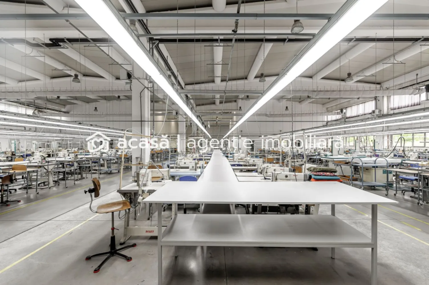 Hală de producție și depozitare cu birouri în Arad - Avem plăcerea să vă oferim în exclusivitate o hală de producție și depozitare cu birouri în Municipiul Arad, în zona comercial-industrială Micălaca Sud.

Caracteristici:
Teren: 7.176 mp
Construcție: 4.075 mp
Dock-uri încărcare TIR: 2 buc
An construcție: 2013

Dotări:
Bazin PSI și Autorizație ISU
Panouri Fotofoltaice putere 350 MWh
Suflante aer cald și chillere.

Utilități prezente: energie electrică, gaze naturale, apă și canalizare.
Vecini: SellGros, Dedeman, Altex, CEFIN Trucks, Modelleisenbahn, CitOne, HighPlast

Detalii constructive: 
Stâlpi de susținere din beton armat, închideri perimetrale din plăci pefabricate din BA, tâmplărie din aluminiu.

Localizare și dotările fac imobilul ideal pentru o gamă largă de activități comerciale, de producție și de depozitare.
Profitați de o soluție rapidă și la cheie pentru afacerea dumneavoastră.

Pentru vizionare și detalii, vă rog să mă apelați la numărul: 
0721356746
Florin Moș