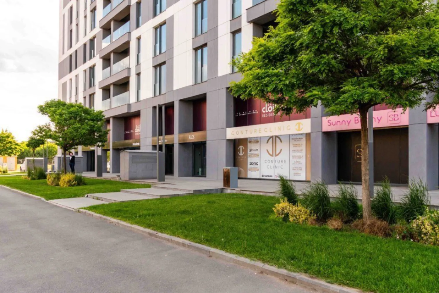 BRASADAS închiriază Sp Com/Office 300mp Cloud9 Pipera, - Agenția BRASADAS închiriază Spatiu comerciale/office disponibil imediat, situat in galeria de retail a ansamblului Cloud 9, finalizat in 2023. 
Cu deschidere directa la Soseaua. Pipera, galeria este compusa din mai multe spatii comerciale/office Clasa A aflate la parterul si mezaninul primului bloc al complexului compus din 4 cladiri.

41 de locuri de parcare disponibile. 
Aproape de metrou  Aurel Vlaicu(600m), ideal pentru acces facil in zona de business din Nordul Bucurestiului, mall Promenda, etc. 

Multiple cai de acces, aviz ISU, personalizare la cerere.

Alti chiriasi in complex: retail - Carrefour, mobilier premium - Rimadesio, beauty. Peste 2000 de apartamente pe o raza de 300 metri si  peste 10.000 de apartamente in dezvoltare.  Trafic auto intens. 

Fotografiile reprezinta sugestii de amenajare.

Pentru mai multe oferte accesați www.brasadas.com