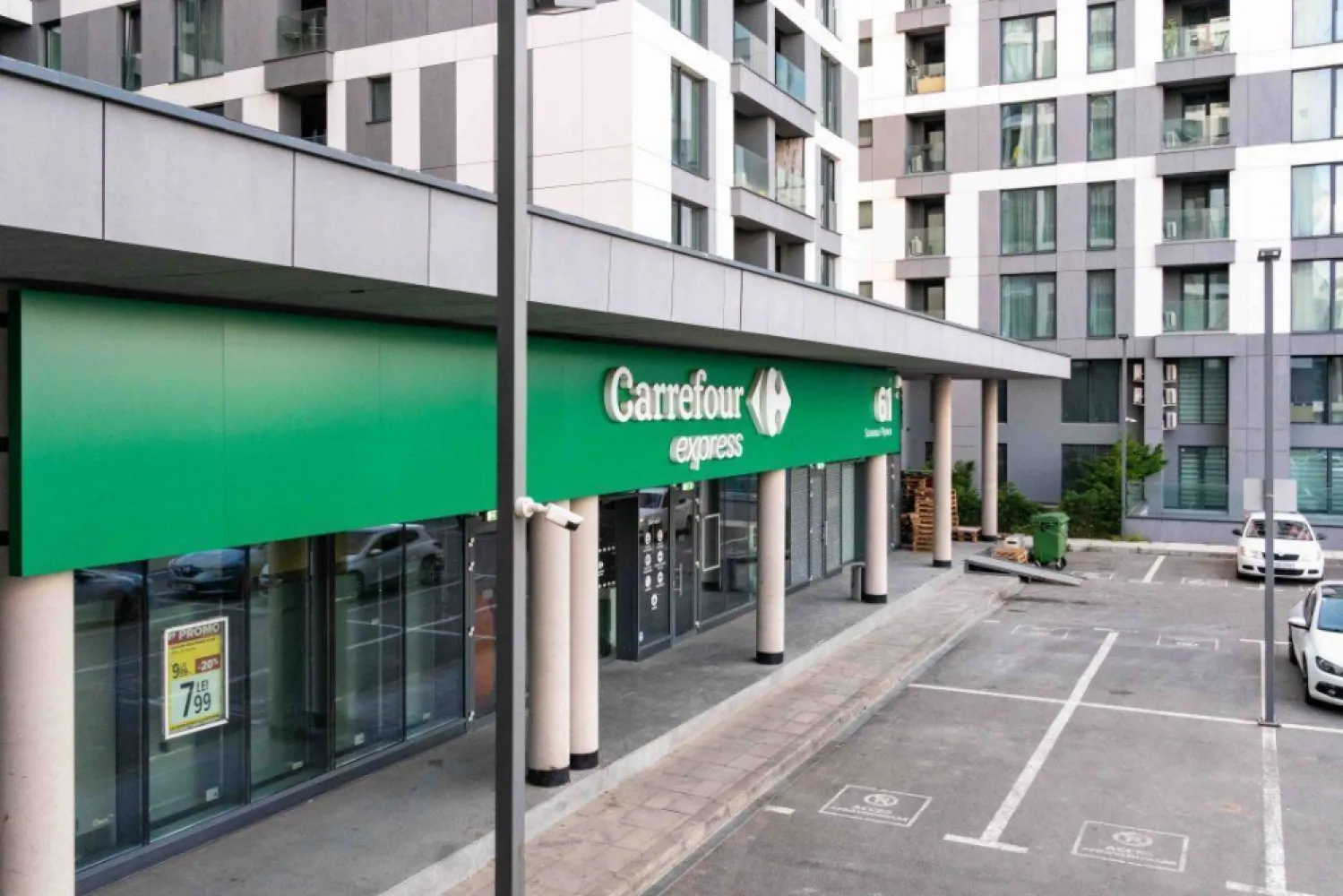 BRASADAS închiriază Sp Com/Office 300mp Cloud9 Pipera, - Agenția BRASADAS închiriază Spatiu comerciale/office disponibil imediat, situat in galeria de retail a ansamblului Cloud 9, finalizat in 2023. 
Cu deschidere directa la Soseaua. Pipera, galeria este compusa din mai multe spatii comerciale/office Clasa A aflate la parterul si mezaninul primului bloc al complexului compus din 4 cladiri.

41 de locuri de parcare disponibile. 
Aproape de metrou  Aurel Vlaicu(600m), ideal pentru acces facil in zona de business din Nordul Bucurestiului, mall Promenda, etc. 

Multiple cai de acces, aviz ISU, personalizare la cerere.

Alti chiriasi in complex: retail - Carrefour, mobilier premium - Rimadesio, beauty. Peste 2000 de apartamente pe o raza de 300 metri si  peste 10.000 de apartamente in dezvoltare.  Trafic auto intens. 

Fotografiile reprezinta sugestii de amenajare.

Pentru mai multe oferte accesați www.brasadas.com