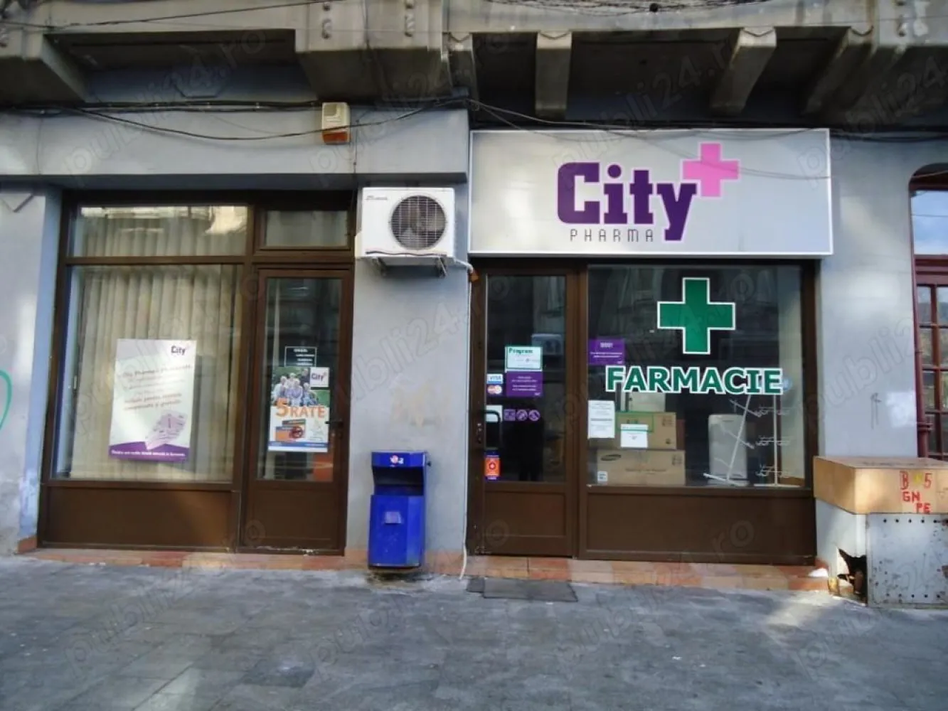 Inchiriez spatiu comercial ultracentral - Închiriez spațiu ultracentral adiacent Calea Victoriei, suprafață 56 mp, deschidere stradală 6m, grup sanitar, bucătărie, necesita amenajare, toate utilitatile, centrala proprie, pretabil farmacie, cafenea, fast food, zona cu vad comercial. Măi multe detalii la telefon