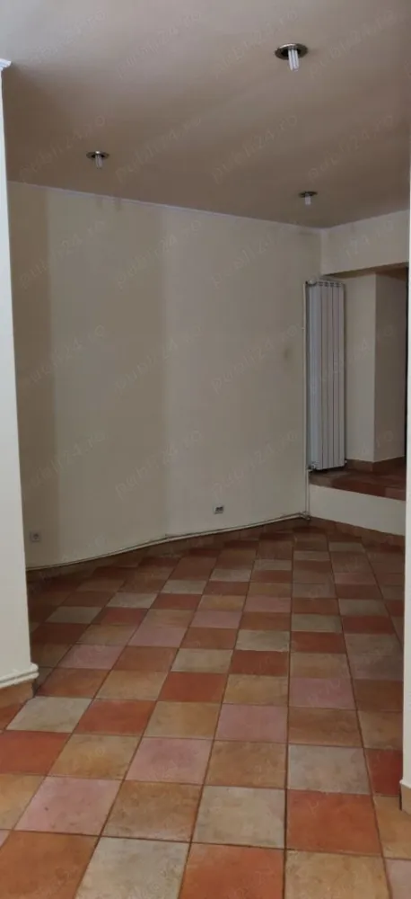 Inchiriez spatiu comercial ultracentral - Închiriez spațiu ultracentral adiacent Calea Victoriei, suprafață 56 mp, deschidere stradală 6m, grup sanitar, bucătărie, necesita amenajare, toate utilitatile, centrala proprie, pretabil farmacie, cafenea, fast food, zona cu vad comercial. Măi multe detalii la telefon