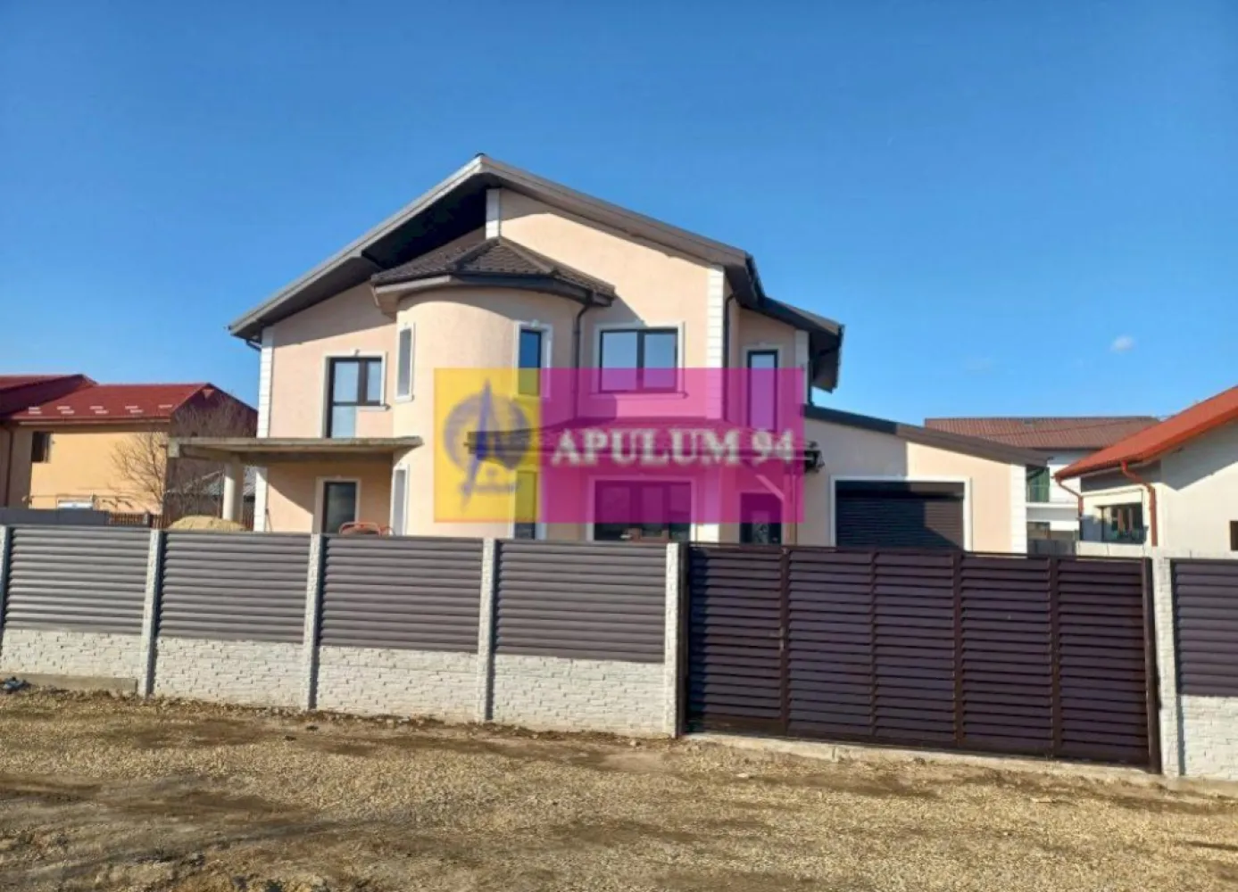 Săbăreni, vilă 5 camere, cu 217 mp utili, în apropierea pădurii - Imobilul, cu regim de înălțime P+1E+pod, are structura de rezistență din beton armat si zidăria din cărămidă si este alcătuit din Living 36 mp, bucătărie 11 mp, 4 dormitoare: de 26 mp, de 18, de 17 si de 14 mp, 3 băi (două de 9 mp si una de 5,65 mp), dresinguri, holuri, casa scării, cameră tehnică, garaj 25 mp, terasă 38 mp si balcon. Camere mari, luminoase, ferestre Salamander cu geamuri tripan. Toti peretii exteriori sunt izolati cu polistiren de 15 cm, cu EPS 80. Casa este acoperită cu țiglă metalică mată de 0,5 grosime, cu parazăpezi. Finisajele interioare vor fi de calitate si pot fi alese de cumpărator, într-un buget convenit de comun acord. Incălzire în pardoseală în toată casa, cu centrală termică pe gaze în condensatie. Termen de finalizare 2 luni. Preț, la cheie 220.000 EUR. Nu se plătește comision sau TVA