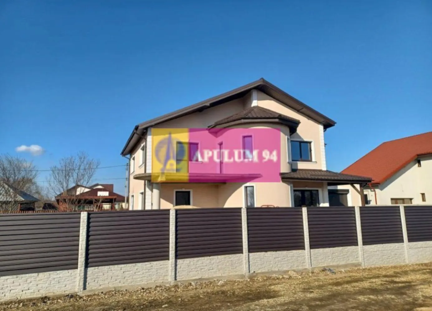 Săbăreni, vilă 5 camere, cu 217 mp utili, în apropierea pădurii - Imobilul, cu regim de înălțime P+1E+pod, are structura de rezistență din beton armat si zidăria din cărămidă si este alcătuit din Living 36 mp, bucătărie 11 mp, 4 dormitoare: de 26 mp, de 18, de 17 si de 14 mp, 3 băi (două de 9 mp si una de 5,65 mp), dresinguri, holuri, casa scării, cameră tehnică, garaj 25 mp, terasă 38 mp si balcon. Camere mari, luminoase, ferestre Salamander cu geamuri tripan. Toti peretii exteriori sunt izolati cu polistiren de 15 cm, cu EPS 80. Casa este acoperită cu țiglă metalică mată de 0,5 grosime, cu parazăpezi. Finisajele interioare vor fi de calitate si pot fi alese de cumpărator, într-un buget convenit de comun acord. Incălzire în pardoseală în toată casa, cu centrală termică pe gaze în condensatie. Termen de finalizare 2 luni. Preț, la cheie 220.000 EUR. Nu se plătește comision sau TVA