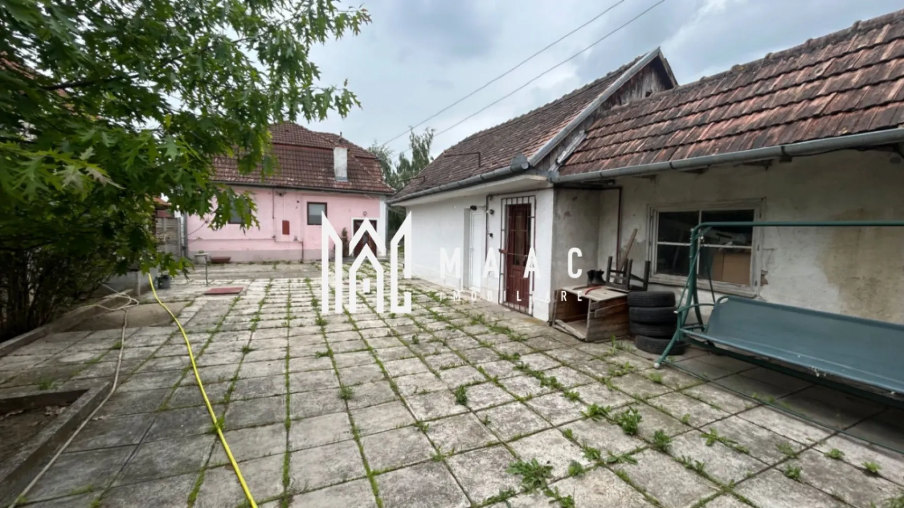 Teren Intravilan I 2000 MPU I Selimbar - MAAC Imobiliare vă propune spre vânzare un teren cu poziționare strategică în Șelimbăr, situat pe strada Mihai Viteazul, o oportunitate excelentă pentru investiție și dezvoltare imobiliară.

Amplasat într-o zonă aflată în continuă dezvoltare, terenul beneficiază de un avantaj important: deschidere la două străzi – Mihai Viteazul și Dealului, oferind acces facil, vizibilitate foarte bună și multiple posibilități de configurare a viitorului proiect.

Indicatori urbanistici:

POT: 40%
CUT: 1,2
Deschidere la două căi de acces: Str. Mihai Viteazul și Str. Dealului

Datorită poziției și parametrilor urbanistici avantajoși, proprietatea reprezintă alegerea ideală pentru dezvoltatori sau investitori care caută un teren cu potențial ridicat de valorificare într-una dintre cele mai dinamice zone din proximitatea Sibiului.

Zona Șelimbăr se remarcă prin dezvoltarea accelerată a sectorului rezidențial și comercial, infrastructura în continuă extindere și interesul crescut pentru proiecte noi, transformând această proprietate într-o investiție cu perspectivă solidă pe termen lung.

Accesul din două străzi oferă un plus major în proiectare, funcționalitate și optimizarea dezvoltării, contribuind la creșterea atractivității și eficienței viitorului proiect.

O proprietate care îmbină poziția, accesibilitatea și indicatorii urbanistici într-o formulă ideală pentru dezvoltare.

MAAC Imobiliare – transformăm oportunitățile în proiecte de succes.

Pentru mai multe informații sau pentru a programa o vizionare, vă rugăm să ne contactați specificând ID:CP3106661
