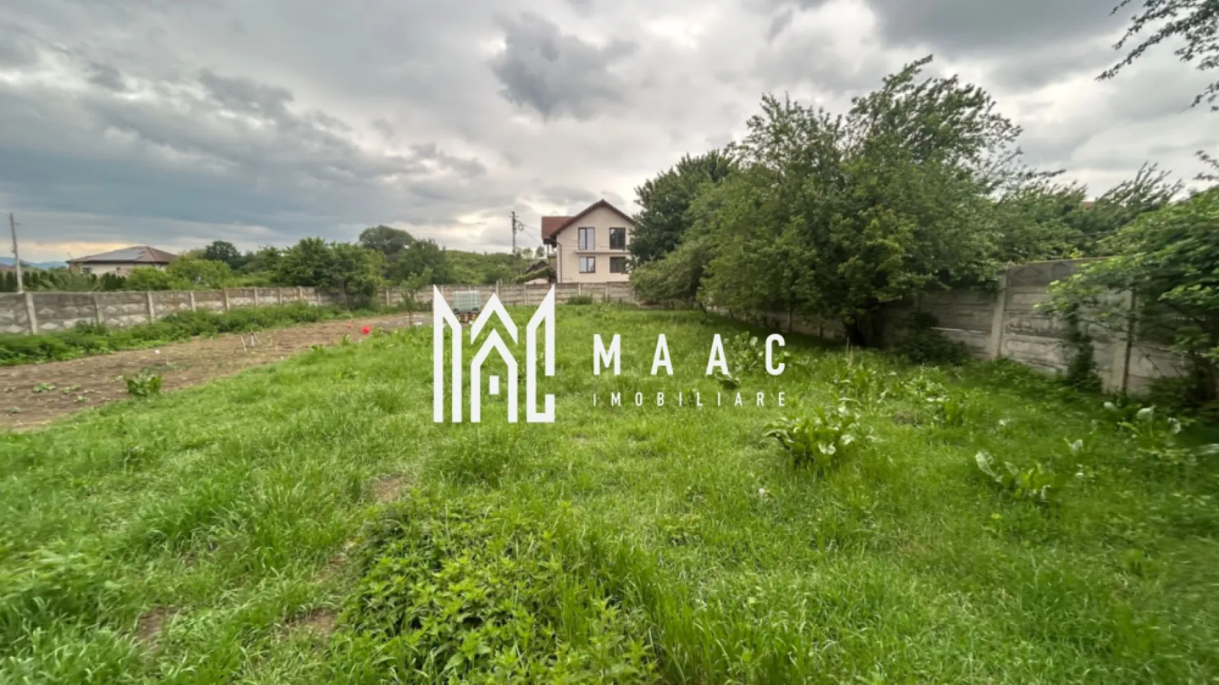 Teren Intravilan I 2000 MPU I Selimbar - MAAC Imobiliare vă propune spre vânzare un teren cu poziționare strategică în Șelimbăr, situat pe strada Mihai Viteazul, o oportunitate excelentă pentru investiție și dezvoltare imobiliară.

Amplasat într-o zonă aflată în continuă dezvoltare, terenul beneficiază de un avantaj important: deschidere la două străzi – Mihai Viteazul și Dealului, oferind acces facil, vizibilitate foarte bună și multiple posibilități de configurare a viitorului proiect.

Indicatori urbanistici:

POT: 40%
CUT: 1,2
Deschidere la două căi de acces: Str. Mihai Viteazul și Str. Dealului

Datorită poziției și parametrilor urbanistici avantajoși, proprietatea reprezintă alegerea ideală pentru dezvoltatori sau investitori care caută un teren cu potențial ridicat de valorificare într-una dintre cele mai dinamice zone din proximitatea Sibiului.

Zona Șelimbăr se remarcă prin dezvoltarea accelerată a sectorului rezidențial și comercial, infrastructura în continuă extindere și interesul crescut pentru proiecte noi, transformând această proprietate într-o investiție cu perspectivă solidă pe termen lung.

Accesul din două străzi oferă un plus major în proiectare, funcționalitate și optimizarea dezvoltării, contribuind la creșterea atractivității și eficienței viitorului proiect.

O proprietate care îmbină poziția, accesibilitatea și indicatorii urbanistici într-o formulă ideală pentru dezvoltare.

MAAC Imobiliare – transformăm oportunitățile în proiecte de succes.

Pentru mai multe informații sau pentru a programa o vizionare, vă rugăm să ne contactați specificând ID:CP3106661