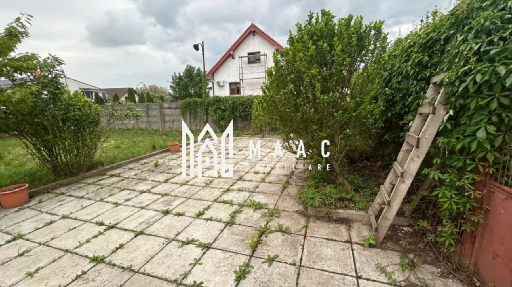 Teren Intravilan I 2000 MPU I Selimbar - MAAC Imobiliare vă propune spre vânzare un teren cu poziționare strategică în Șelimbăr, situat pe strada Mihai Viteazul, o oportunitate excelentă pentru investiție și dezvoltare imobiliară.

Amplasat într-o zonă aflată în continuă dezvoltare, terenul beneficiază de un avantaj important: deschidere la două străzi – Mihai Viteazul și Dealului, oferind acces facil, vizibilitate foarte bună și multiple posibilități de configurare a viitorului proiect.

Indicatori urbanistici:

POT: 40%
CUT: 1,2
Deschidere la două căi de acces: Str. Mihai Viteazul și Str. Dealului

Datorită poziției și parametrilor urbanistici avantajoși, proprietatea reprezintă alegerea ideală pentru dezvoltatori sau investitori care caută un teren cu potențial ridicat de valorificare într-una dintre cele mai dinamice zone din proximitatea Sibiului.

Zona Șelimbăr se remarcă prin dezvoltarea accelerată a sectorului rezidențial și comercial, infrastructura în continuă extindere și interesul crescut pentru proiecte noi, transformând această proprietate într-o investiție cu perspectivă solidă pe termen lung.

Accesul din două străzi oferă un plus major în proiectare, funcționalitate și optimizarea dezvoltării, contribuind la creșterea atractivității și eficienței viitorului proiect.

O proprietate care îmbină poziția, accesibilitatea și indicatorii urbanistici într-o formulă ideală pentru dezvoltare.

MAAC Imobiliare – transformăm oportunitățile în proiecte de succes.

Pentru mai multe informații sau pentru a programa o vizionare, vă rugăm să ne contactați specificând ID:CP3106661