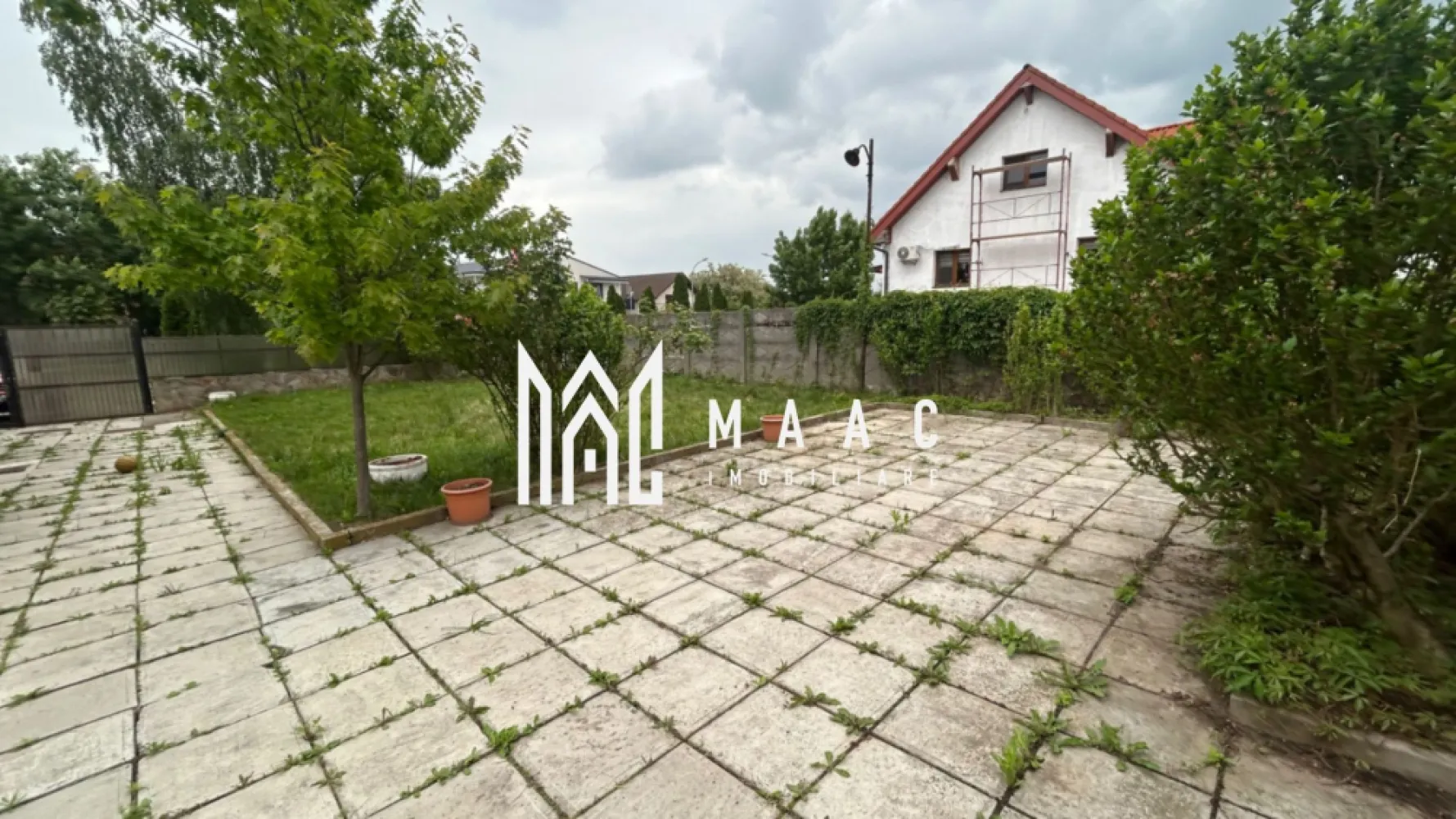 Teren Intravilan I 2000 MPU I Selimbar - MAAC Imobiliare vă propune spre vânzare un teren cu poziționare strategică în Șelimbăr, situat pe strada Mihai Viteazul, o oportunitate excelentă pentru investiție și dezvoltare imobiliară.

Amplasat într-o zonă aflată în continuă dezvoltare, terenul beneficiază de un avantaj important: deschidere la două străzi – Mihai Viteazul și Dealului, oferind acces facil, vizibilitate foarte bună și multiple posibilități de configurare a viitorului proiect.

Indicatori urbanistici:

POT: 40%
CUT: 1,2
Deschidere la două căi de acces: Str. Mihai Viteazul și Str. Dealului

Datorită poziției și parametrilor urbanistici avantajoși, proprietatea reprezintă alegerea ideală pentru dezvoltatori sau investitori care caută un teren cu potențial ridicat de valorificare într-una dintre cele mai dinamice zone din proximitatea Sibiului.

Zona Șelimbăr se remarcă prin dezvoltarea accelerată a sectorului rezidențial și comercial, infrastructura în continuă extindere și interesul crescut pentru proiecte noi, transformând această proprietate într-o investiție cu perspectivă solidă pe termen lung.

Accesul din două străzi oferă un plus major în proiectare, funcționalitate și optimizarea dezvoltării, contribuind la creșterea atractivității și eficienței viitorului proiect.

O proprietate care îmbină poziția, accesibilitatea și indicatorii urbanistici într-o formulă ideală pentru dezvoltare.

MAAC Imobiliare – transformăm oportunitățile în proiecte de succes.

Pentru mai multe informații sau pentru a programa o vizionare, vă rugăm să ne contactați specificând ID:CP3106661