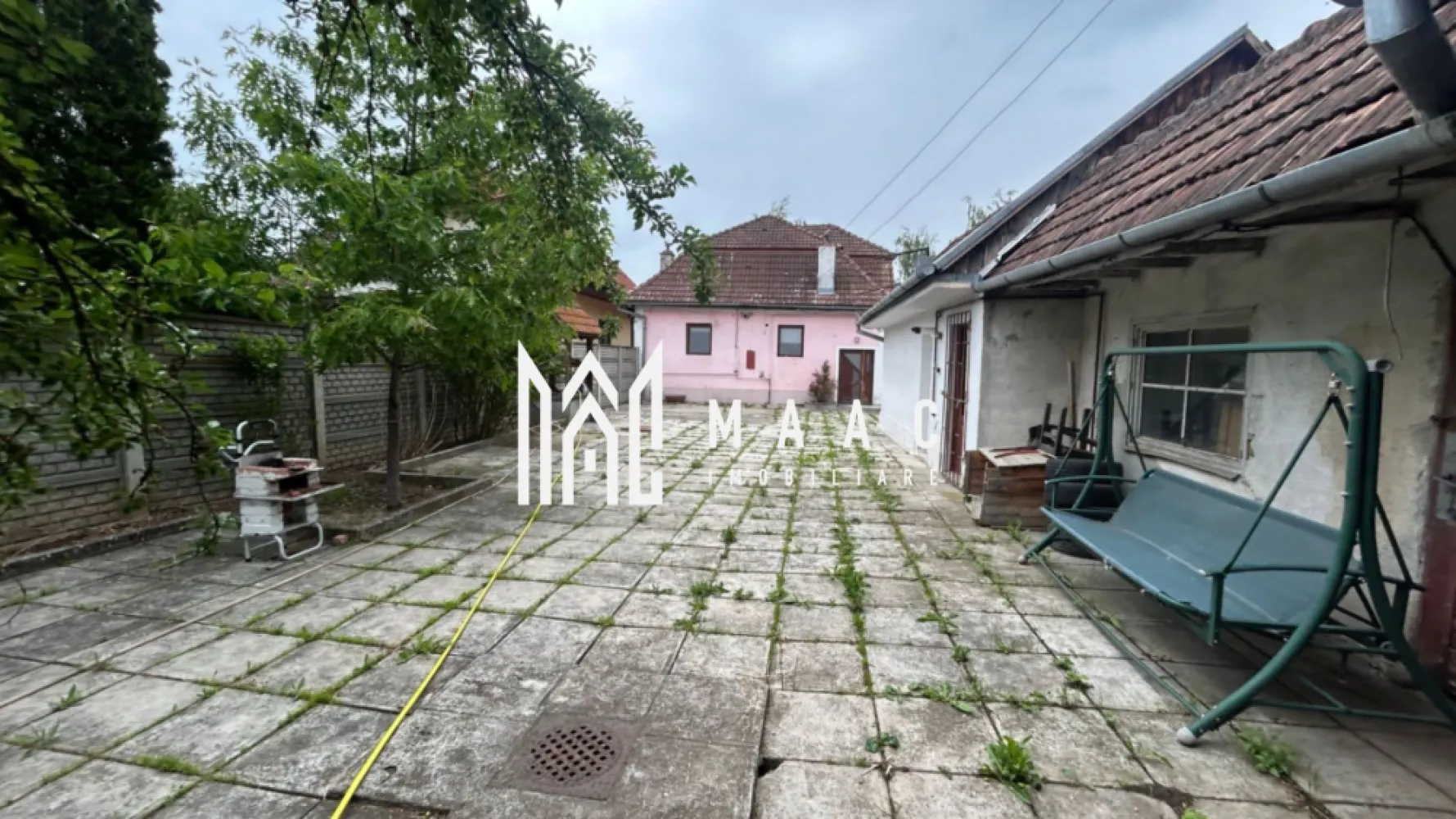 Teren Intravilan I 2000 MPU I Selimbar - MAAC Imobiliare vă propune spre vânzare un teren cu poziționare strategică în Șelimbăr, situat pe strada Mihai Viteazul, o oportunitate excelentă pentru investiție și dezvoltare imobiliară.

Amplasat într-o zonă aflată în continuă dezvoltare, terenul beneficiază de un avantaj important: deschidere la două străzi – Mihai Viteazul și Dealului, oferind acces facil, vizibilitate foarte bună și multiple posibilități de configurare a viitorului proiect.

Indicatori urbanistici:

POT: 40%
CUT: 1,2
Deschidere la două căi de acces: Str. Mihai Viteazul și Str. Dealului

Datorită poziției și parametrilor urbanistici avantajoși, proprietatea reprezintă alegerea ideală pentru dezvoltatori sau investitori care caută un teren cu potențial ridicat de valorificare într-una dintre cele mai dinamice zone din proximitatea Sibiului.

Zona Șelimbăr se remarcă prin dezvoltarea accelerată a sectorului rezidențial și comercial, infrastructura în continuă extindere și interesul crescut pentru proiecte noi, transformând această proprietate într-o investiție cu perspectivă solidă pe termen lung.

Accesul din două străzi oferă un plus major în proiectare, funcționalitate și optimizarea dezvoltării, contribuind la creșterea atractivității și eficienței viitorului proiect.

O proprietate care îmbină poziția, accesibilitatea și indicatorii urbanistici într-o formulă ideală pentru dezvoltare.

MAAC Imobiliare – transformăm oportunitățile în proiecte de succes.

Pentru mai multe informații sau pentru a programa o vizionare, vă rugăm să ne contactați specificând ID:CP3106661