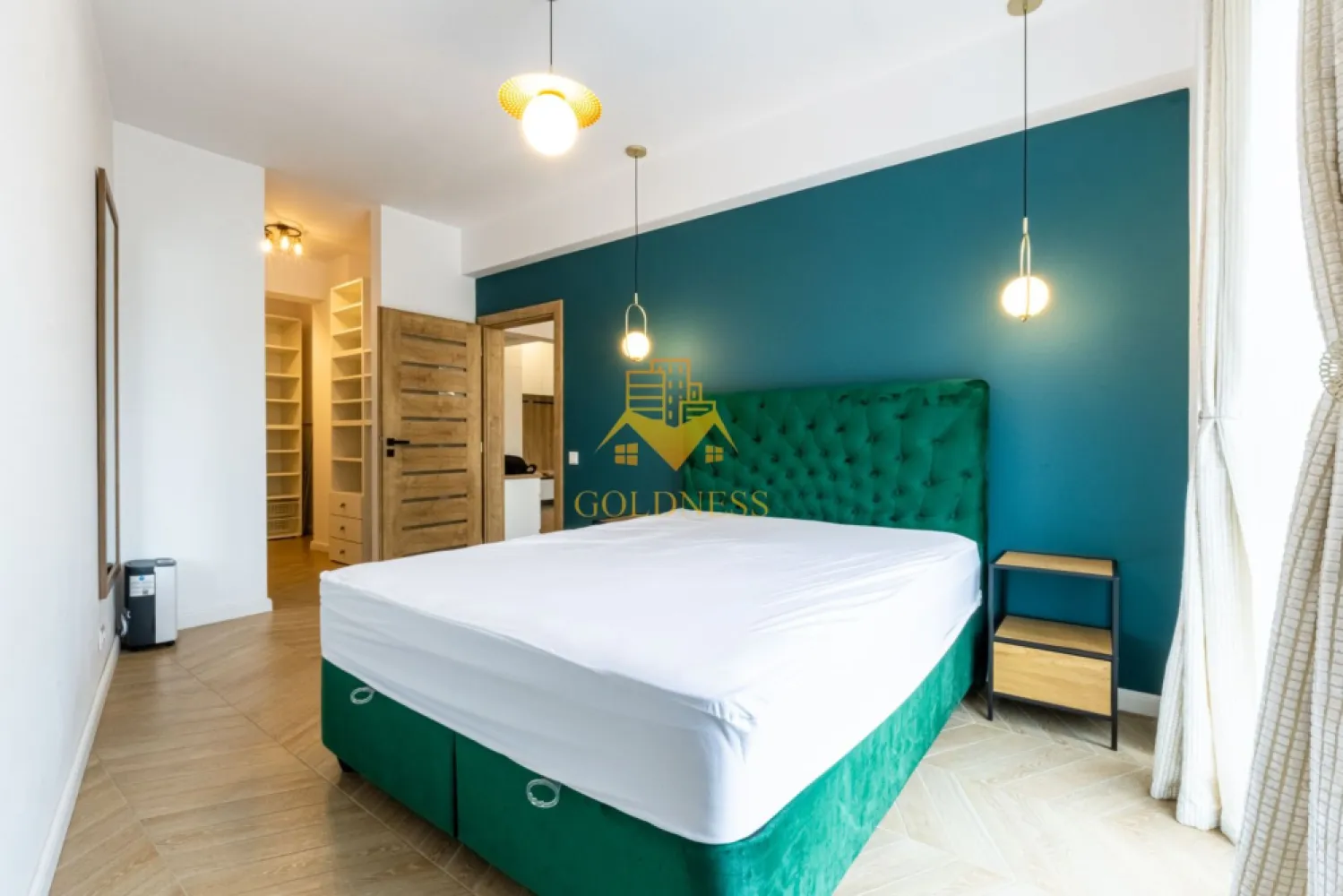 2 camere, Parcare subterana, Central, NTT, Bosch, Pta Mihai Viteazu - GOLDNESS Imobiliare vă propune spre închiriere un apartament cu 2 camere open-space complet mobilat și utilat, la etajul 3 într-un imobil de 6 etaje, în Zona Centrala, in apropiere de Piata Mihai Viteazul, BOSCH, NTT.
Dispune de loc de parcare subteran!
Se află în apropierea stațiilor de transport în comun, magazine, restaurante, spații verzi, farmacii, etc. 

Apartamentul este compartimentat astfel:
 - dormitor cu pat matrimonial, dressing, noptiere
 - living cu bucatarie open space complet utilată și mobilată, canapea extensibilă, loc de servit masa, spatii de depozitare, TV
 - baie cu cada, calorifer port prosop și dulap pentru depozitare.
 - balcon de 5mp.

Imobilul este dotat cu toate cele necesare- centrală proprie, frigider, aragaz, hotă, mașină de spălat haine, aer conditionat, masina de spalat vase, etc. 
Dacă sunteți interesați de acest apartament și doriți să îl vizionați, dar și pentru alte oferte nu ezitați să ne contactați telefonic sau prin e-mail. Vă stăm la dispoziție.

Pentru intermediere se percepe un comision de 50% din prețul chiriei!