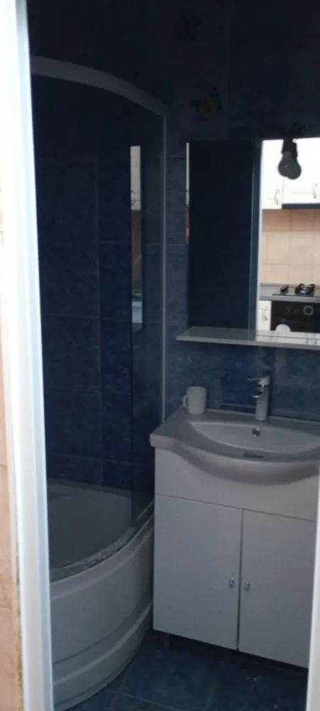 De inchiriat garsoniera, Micro 40, et. 2, 1100 lei - Se închiriază garsonieră confortabilă, situată în Micro 40, etaj 2, în spatele mall-ului, într-o zonă foarte accesibilă și liniștită.
 Suprafață: 20 mp
 Etaj: 2
 Chirie: 1100 lei/lună
Garantie 1100 lei.
La incheierea contractului de inchiriere chiriasul va achita si comisionul agentiei imobiliare.
Garsoniera este ideală pentru o persoană sau un cuplu, având acces rapid către mijloace de transport, magazine, supermarket, mall și alte puncte de interes.
Disponibilă imediat.
Pentru mai multe detalii sau programarea unei vizionări, sunați la: 0746.252.252 Liliana Ene.