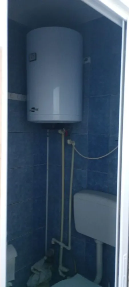 De inchiriat garsoniera, Micro 40, et. 2, 1100 lei - Se închiriază garsonieră confortabilă, situată în Micro 40, etaj 2, în spatele mall-ului, într-o zonă foarte accesibilă și liniștită.
 Suprafață: 20 mp
 Etaj: 2
 Chirie: 1100 lei/lună
Garantie 1100 lei.
La incheierea contractului de inchiriere chiriasul va achita si comisionul agentiei imobiliare.
Garsoniera este ideală pentru o persoană sau un cuplu, având acces rapid către mijloace de transport, magazine, supermarket, mall și alte puncte de interes.
Disponibilă imediat.
Pentru mai multe detalii sau programarea unei vizionări, sunați la: 0746.252.252 Liliana Ene.