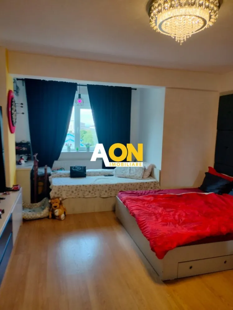 Apartament 1 cameră de vânzare | Etaj 2 | Bloc cu lift | Alba Iulia - Aon Imobiliare vă prezintă spre vânzare un apartament cu 1 cameră, situat în Alba Iulia, pe Bulevardul Ferdinand I, într-un imobil construit în anul 2013. Proprietatea este poziționată la etajul 2 și reprezintă o alegere excelentă atât pentru locuit, cât și pentru investiție.

Apartamentul are o compartimentare semidecomandată și o suprafață totală de 50,47 mp, incluzând balconul generos. Se vinde mobilat, fără echipamente electrocasnice, oferind posibilitatea amenajării după propriile preferințe.

Alte avantaje:
• bloc construit în 2013
• etaj 2
• lift în imobil
• loc de parcare inclus
• balcon spațios
• zonă cu acces facil către puncte de interes

Apartamentul oferă un spațiu luminos și bine compartimentat, fiind potrivit pentru persoane care caută confort și accesibilitate într-o zonă bine poziționată din Alba Iulia.

Pentru mai multe detalii sau programarea unei vizionări, vă stăm la dispoziție.CP3108054
