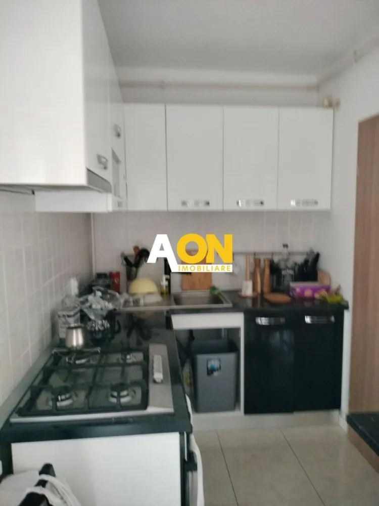 Apartament 1 cameră de vânzare | Etaj 2 | Bloc cu lift | Alba Iulia - Aon Imobiliare vă prezintă spre vânzare un apartament cu 1 cameră, situat în Alba Iulia, pe Bulevardul Ferdinand I, într-un imobil construit în anul 2013. Proprietatea este poziționată la etajul 2 și reprezintă o alegere excelentă atât pentru locuit, cât și pentru investiție.

Apartamentul are o compartimentare semidecomandată și o suprafață totală de 50,47 mp, incluzând balconul generos. Se vinde mobilat, fără echipamente electrocasnice, oferind posibilitatea amenajării după propriile preferințe.

Alte avantaje:
• bloc construit în 2013
• etaj 2
• lift în imobil
• loc de parcare inclus
• balcon spațios
• zonă cu acces facil către puncte de interes

Apartamentul oferă un spațiu luminos și bine compartimentat, fiind potrivit pentru persoane care caută confort și accesibilitate într-o zonă bine poziționată din Alba Iulia.

Pentru mai multe detalii sau programarea unei vizionări, vă stăm la dispoziție.CP3108054