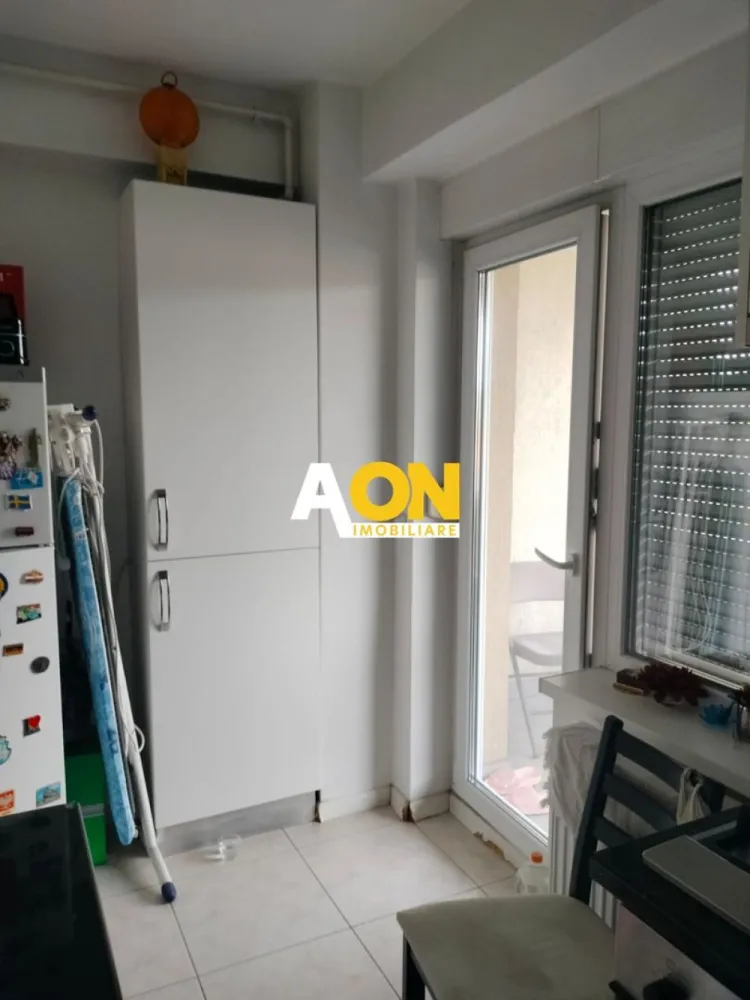 Apartament 1 cameră de vânzare | Etaj 2 | Bloc cu lift | Alba Iulia - Aon Imobiliare vă prezintă spre vânzare un apartament cu 1 cameră, situat în Alba Iulia, pe Bulevardul Ferdinand I, într-un imobil construit în anul 2013. Proprietatea este poziționată la etajul 2 și reprezintă o alegere excelentă atât pentru locuit, cât și pentru investiție.

Apartamentul are o compartimentare semidecomandată și o suprafață totală de 50,47 mp, incluzând balconul generos. Se vinde mobilat, fără echipamente electrocasnice, oferind posibilitatea amenajării după propriile preferințe.

Alte avantaje:
• bloc construit în 2013
• etaj 2
• lift în imobil
• loc de parcare inclus
• balcon spațios
• zonă cu acces facil către puncte de interes

Apartamentul oferă un spațiu luminos și bine compartimentat, fiind potrivit pentru persoane care caută confort și accesibilitate într-o zonă bine poziționată din Alba Iulia.

Pentru mai multe detalii sau programarea unei vizionări, vă stăm la dispoziție.CP3108054