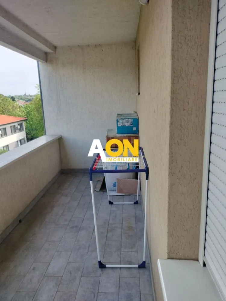 Apartament 1 cameră de vânzare | Etaj 2 | Bloc cu lift | Alba Iulia - Aon Imobiliare vă prezintă spre vânzare un apartament cu 1 cameră, situat în Alba Iulia, pe Bulevardul Ferdinand I, într-un imobil construit în anul 2013. Proprietatea este poziționată la etajul 2 și reprezintă o alegere excelentă atât pentru locuit, cât și pentru investiție.

Apartamentul are o compartimentare semidecomandată și o suprafață totală de 50,47 mp, incluzând balconul generos. Se vinde mobilat, fără echipamente electrocasnice, oferind posibilitatea amenajării după propriile preferințe.

Alte avantaje:
• bloc construit în 2013
• etaj 2
• lift în imobil
• loc de parcare inclus
• balcon spațios
• zonă cu acces facil către puncte de interes

Apartamentul oferă un spațiu luminos și bine compartimentat, fiind potrivit pentru persoane care caută confort și accesibilitate într-o zonă bine poziționată din Alba Iulia.

Pentru mai multe detalii sau programarea unei vizionări, vă stăm la dispoziție.CP3108054