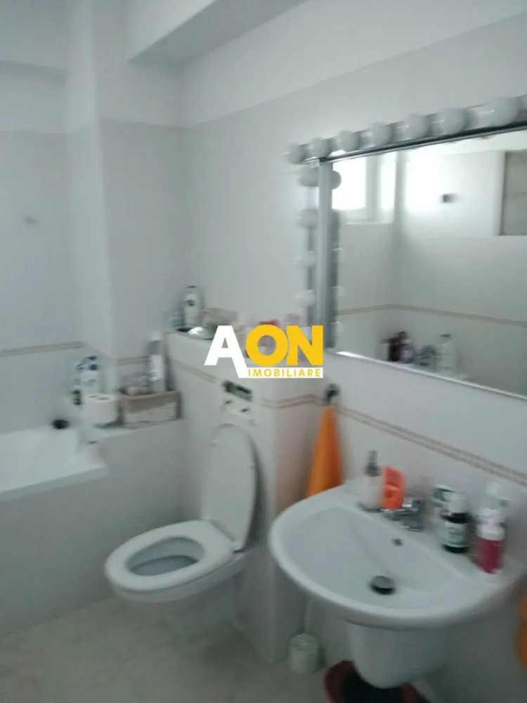 Apartament 1 cameră de vânzare | Etaj 2 | Bloc cu lift | Alba Iulia - Aon Imobiliare vă prezintă spre vânzare un apartament cu 1 cameră, situat în Alba Iulia, pe Bulevardul Ferdinand I, într-un imobil construit în anul 2013. Proprietatea este poziționată la etajul 2 și reprezintă o alegere excelentă atât pentru locuit, cât și pentru investiție.

Apartamentul are o compartimentare semidecomandată și o suprafață totală de 50,47 mp, incluzând balconul generos. Se vinde mobilat, fără echipamente electrocasnice, oferind posibilitatea amenajării după propriile preferințe.

Alte avantaje:
• bloc construit în 2013
• etaj 2
• lift în imobil
• loc de parcare inclus
• balcon spațios
• zonă cu acces facil către puncte de interes

Apartamentul oferă un spațiu luminos și bine compartimentat, fiind potrivit pentru persoane care caută confort și accesibilitate într-o zonă bine poziționată din Alba Iulia.

Pentru mai multe detalii sau programarea unei vizionări, vă stăm la dispoziție.CP3108054