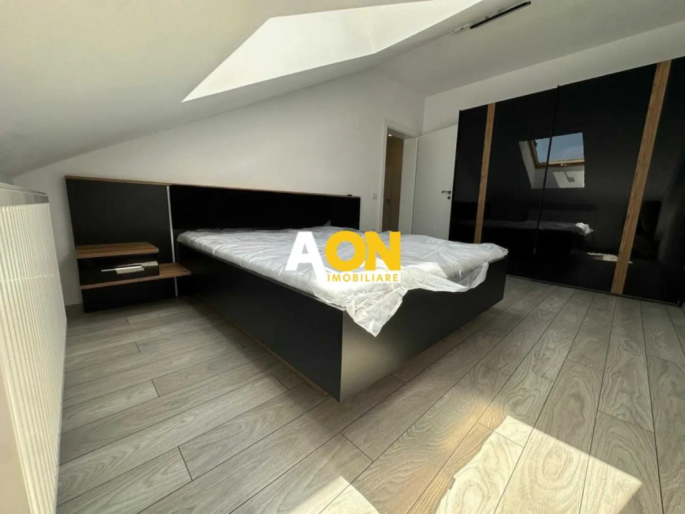 Apartament decomandat 3 camere de închiriat | 80 mp | Bloc cu lift - Aon Imobiliare vă prezintă spre închiriere un apartament decomandat cu 3 camere, având o suprafață utilă de 80 mp, situat la etajul 4 într-un imobil dotat cu lift, ideal pentru cei care își doresc confort și spațiu generos.
Apartamentul este complet mobilat și utilat, fiind pregătit pentru mutare și oferind toate dotările necesare unui stil de viață confortabil.
Compartimentare:
• living
• 2 dormitoare
• bucătărie
• baie
• hol
• spații generoase de depozitare

Dotări și beneficii:
• aer condiționat
• televizor
• bucătărie complet echipată
• mașină de spălat
• internet/Wi-Fi
• bloc cu lift
• compartimentare decomandată
• suprafață generoasă – 80 mp

Apartamentul oferă un ambient plăcut și funcțional, fiind potrivit atât pentru o familie, cât și pentru persoane care caută un spațiu modern și bine organizat.

Disponibil după data de 15 iunie.
Pentru mai multe detalii sau programarea unei vizionări, vă stăm la dispoziție.CP3107603