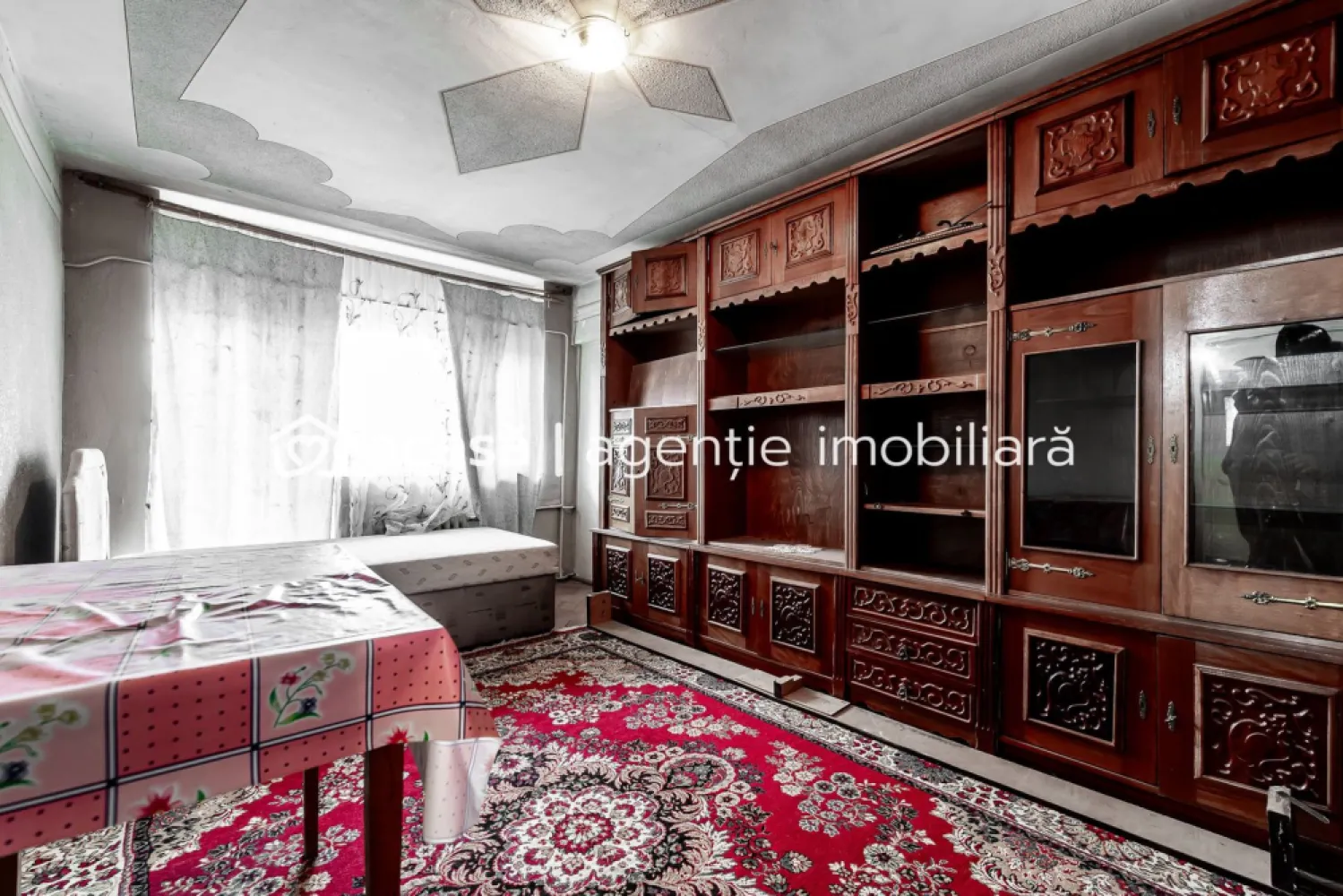 Apartament spatios in centrul orasului Chisineu Cris - Oferim spre vânzare un apartament excepțional cu 4 camere, perfect pentru o familie cu unul sau doi copii care dorește să fie mai aproape de școală și facilități urbane. 

Amplasat în cea mai bună locație din Chișineu-Criș, acest apartament se află într-un bloc cu cele mai mari apartamente din zonă.
 
Beneficiați de camere foarte mari, 2 balcoane spațioase și o vedere splendidă atât spre bulevard, cât și spre curtea interioară a blocului. 

Locația vă oferă acces rapid la unitățile de învățământ și la principalele magazine ale orașului, cum ar fi Lidl și Penny, care sunt la doi pași. 

În plus, aveți la dispoziție un garaj în folosință. 

Apelați acum: 0742543526 Mihai Bica

O astfel de oportunitate nu trebuie ratată!