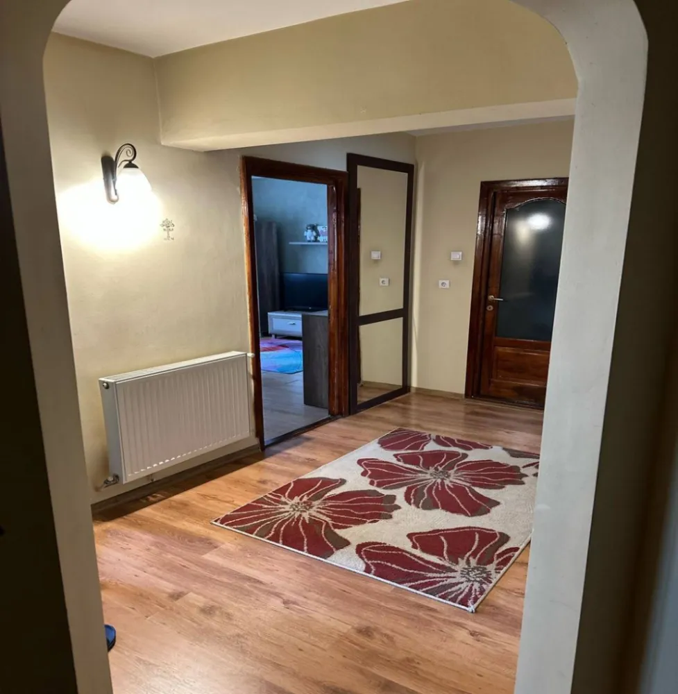 BRASADAS vinde Ap 2 cam, 56mp, et 2/9, Marasti - Fabricii - Apartamentul este decomandat si are o suprafata totala de 64 mp, respectiv 56 mp suprafata utila. Se vinde utilat si mobilat, cu centrala termica proprie, geamuri termopan, gresie, faianta, parchet, usi interioare si usa metalica la intrare.
Apartamentul este compartimentat astfel:
- 2 camere
- 1 bucătărie
- 1 cămară pentru alimente
- 1 debara
- 2 balcoane, unul închis tranformat în logie.

Apelati cu incredere pentru vizionare.